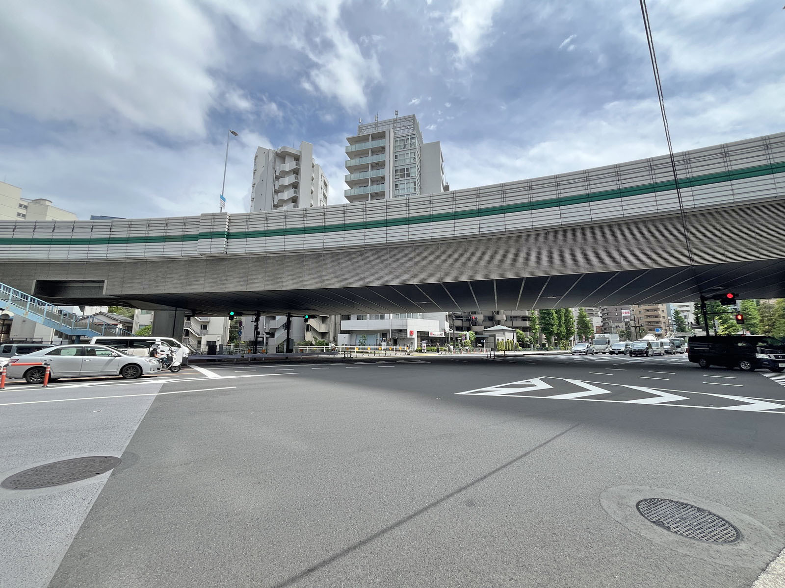 南麻布TMDビル前面の麻布通り