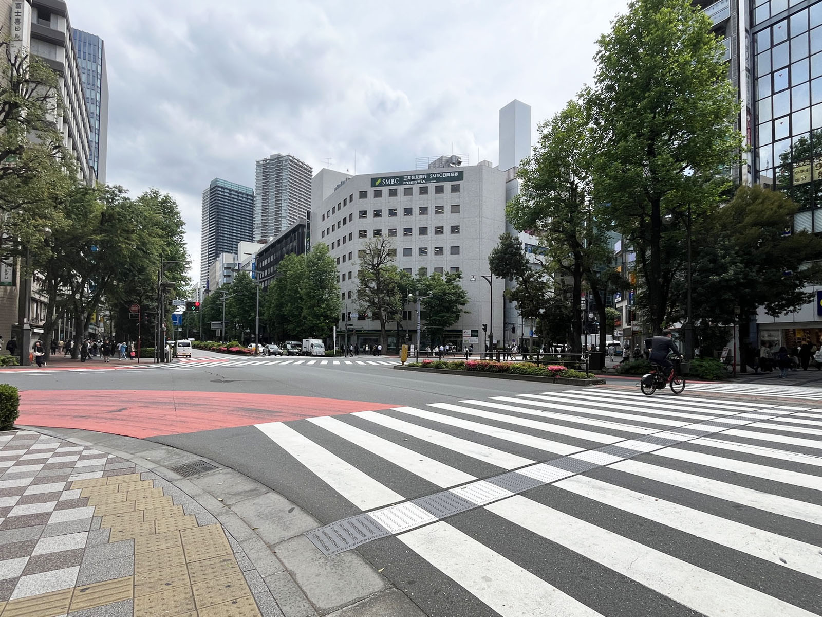 東池ビル前面の東口五差路