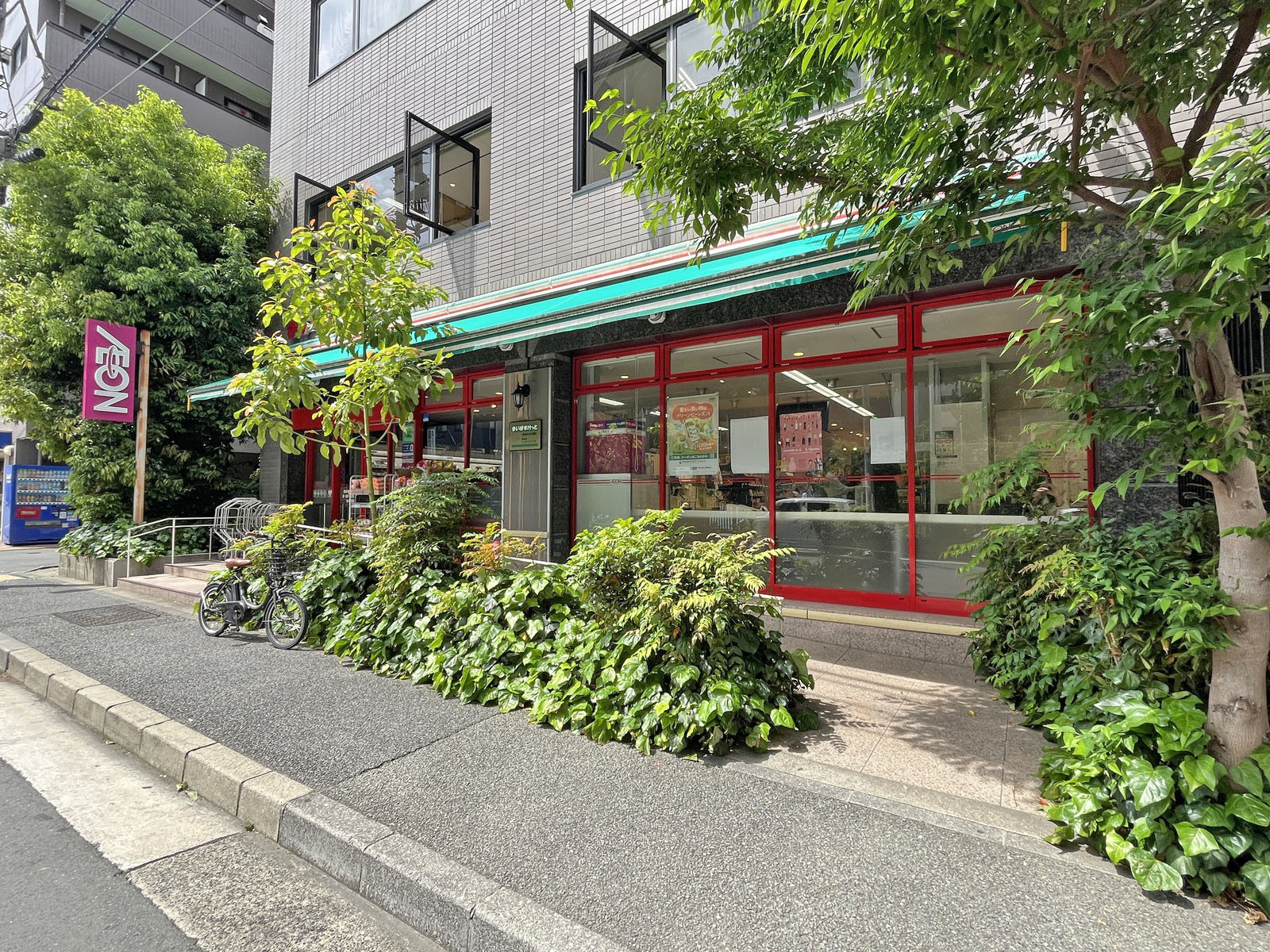 徒歩2分のまいばすけっと 南麻布古川橋店