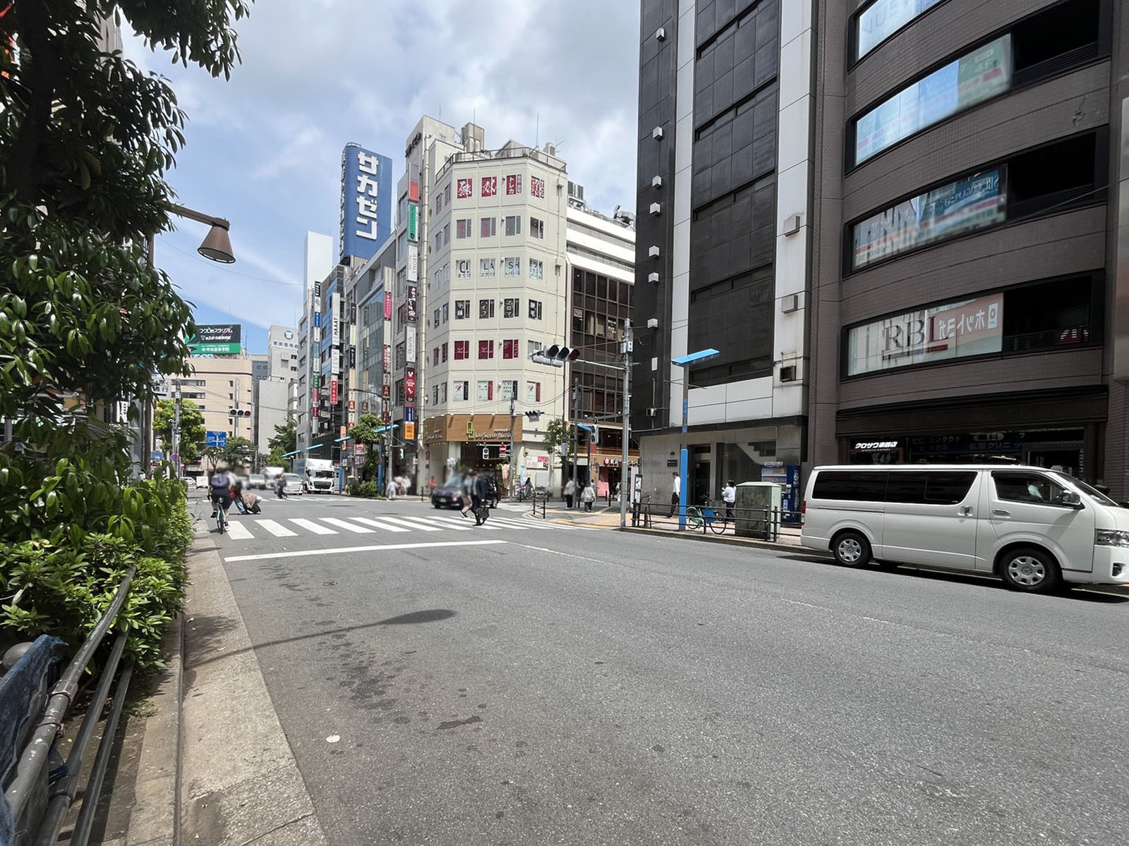 南日本ビル前面の東栄会本町通り
