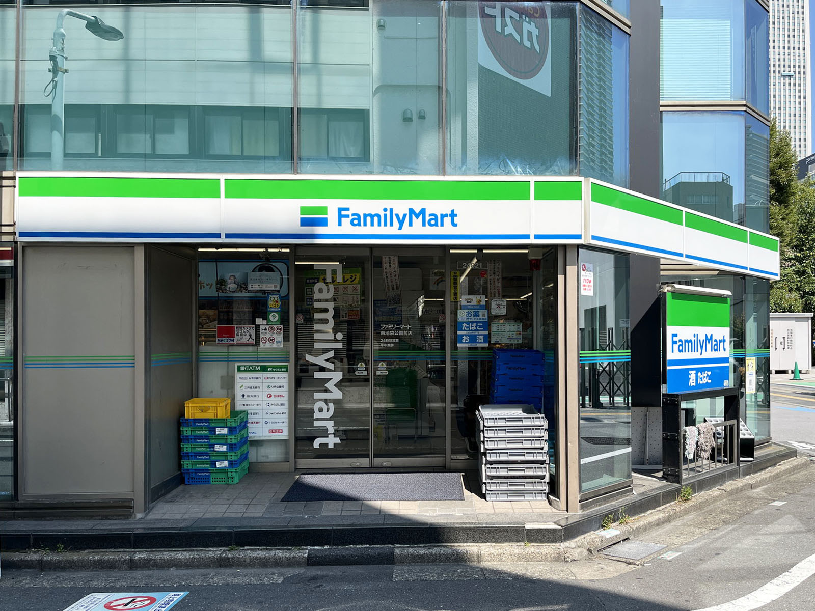 徒歩1分のファミリーマート 南池袋公園前店