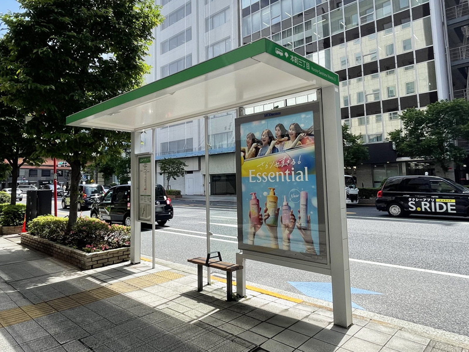 ビル前のバス停「本町三丁目」