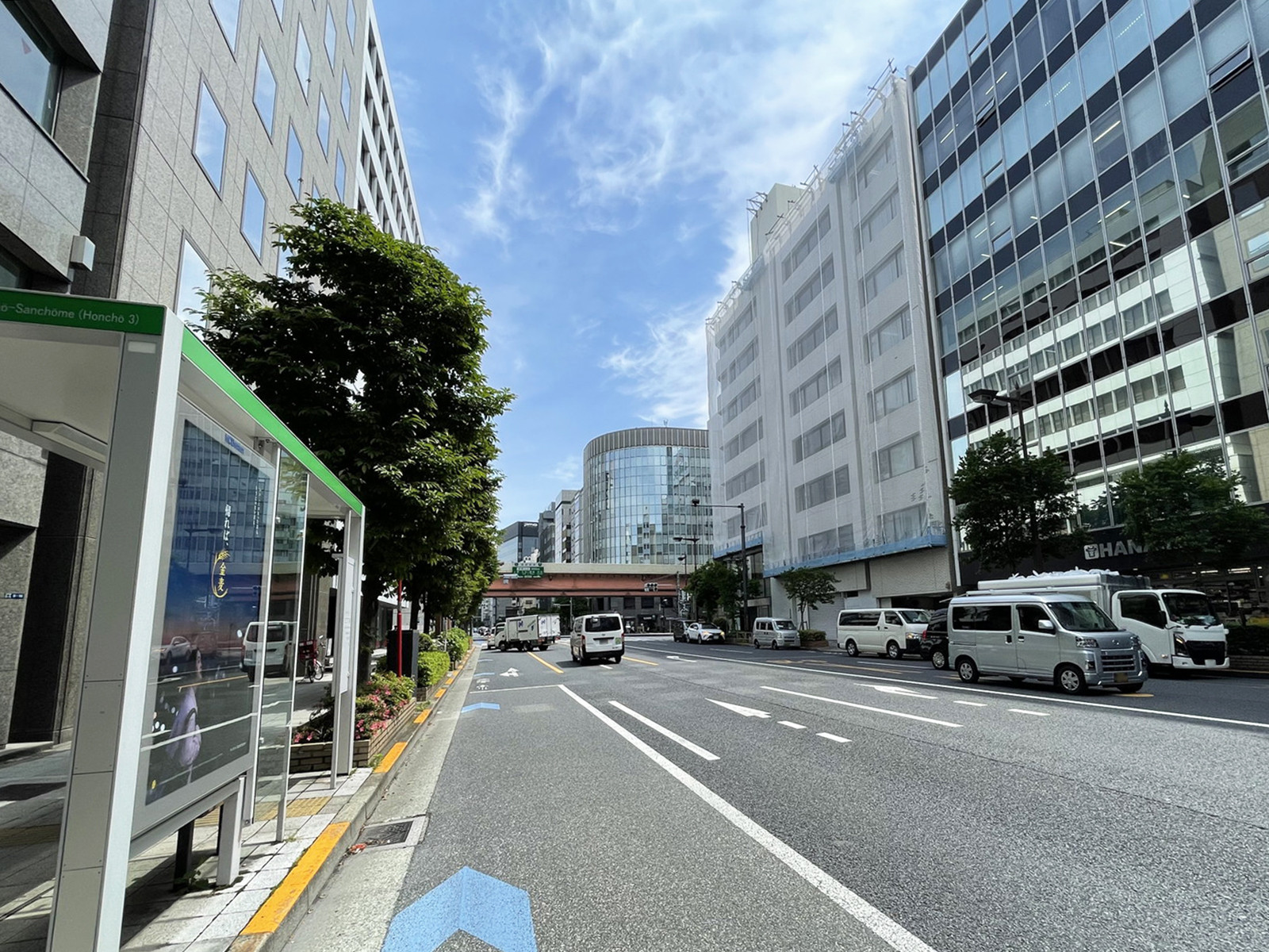 KDX新日本橋駅前ビル前面の江戸通り