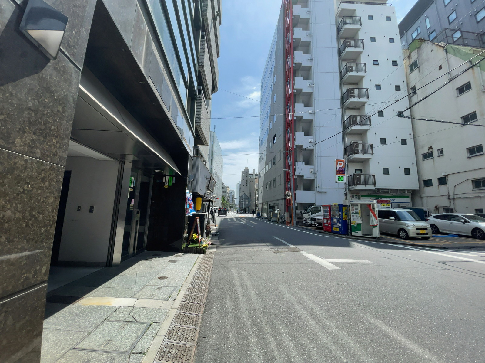 岡田ビル前面の通り