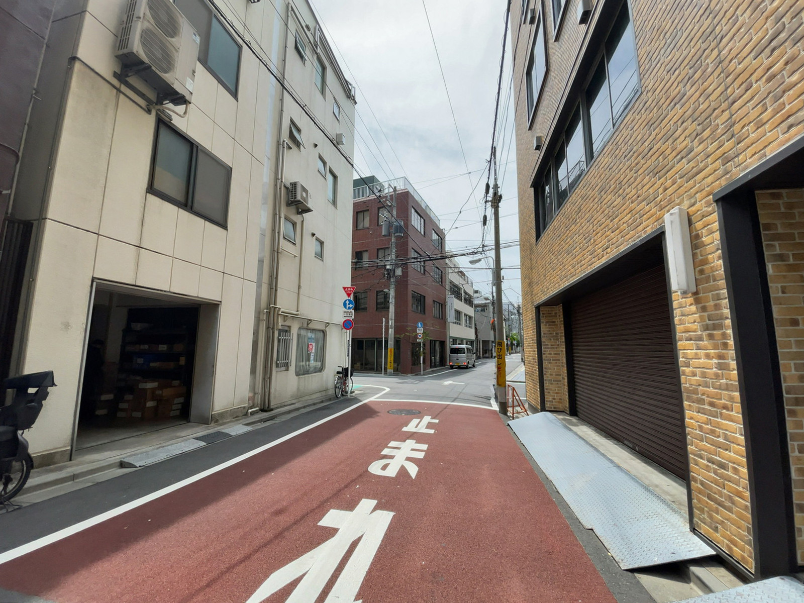 秋山ビル前面の通り