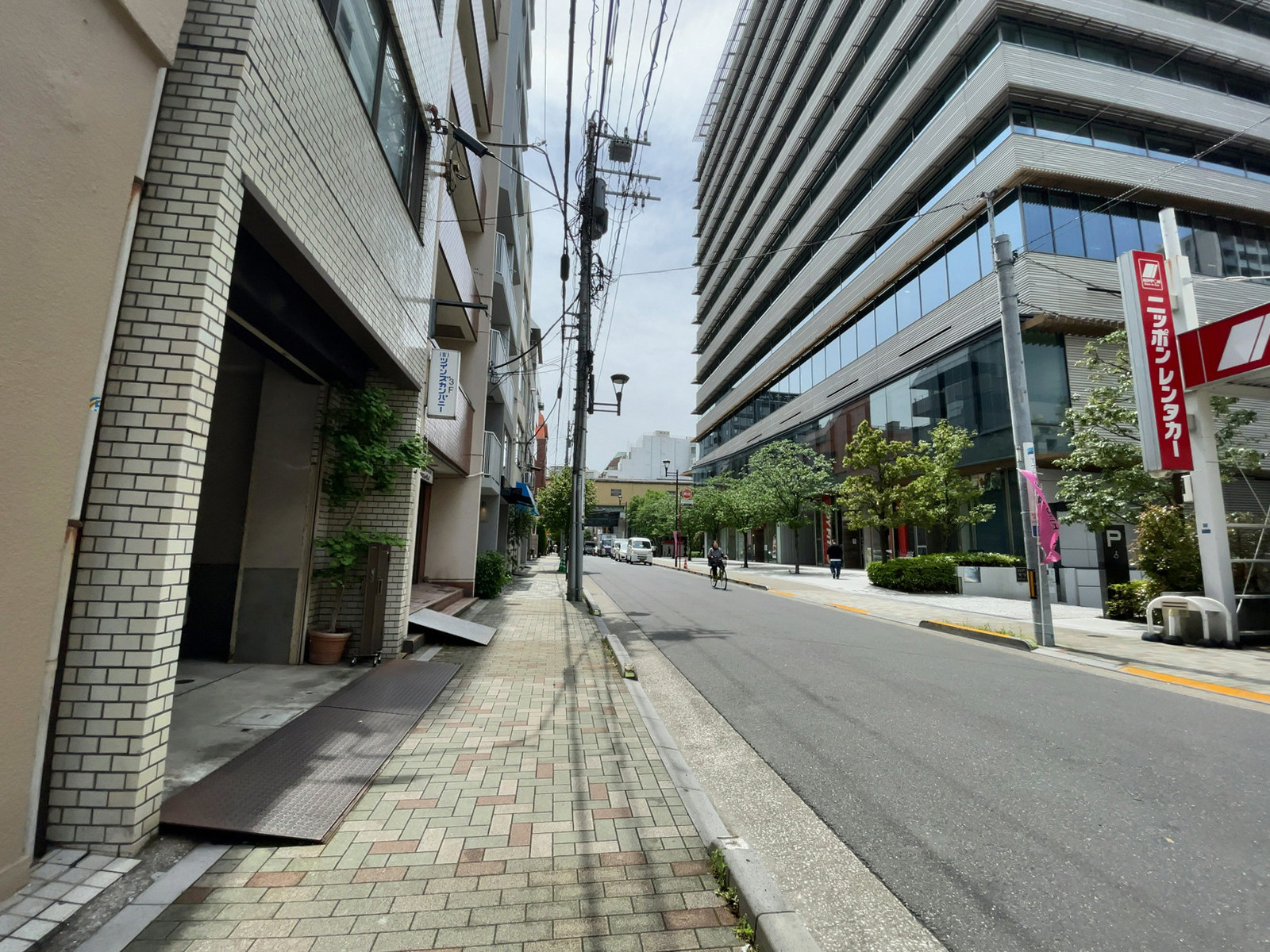 大興ビル前面の通り