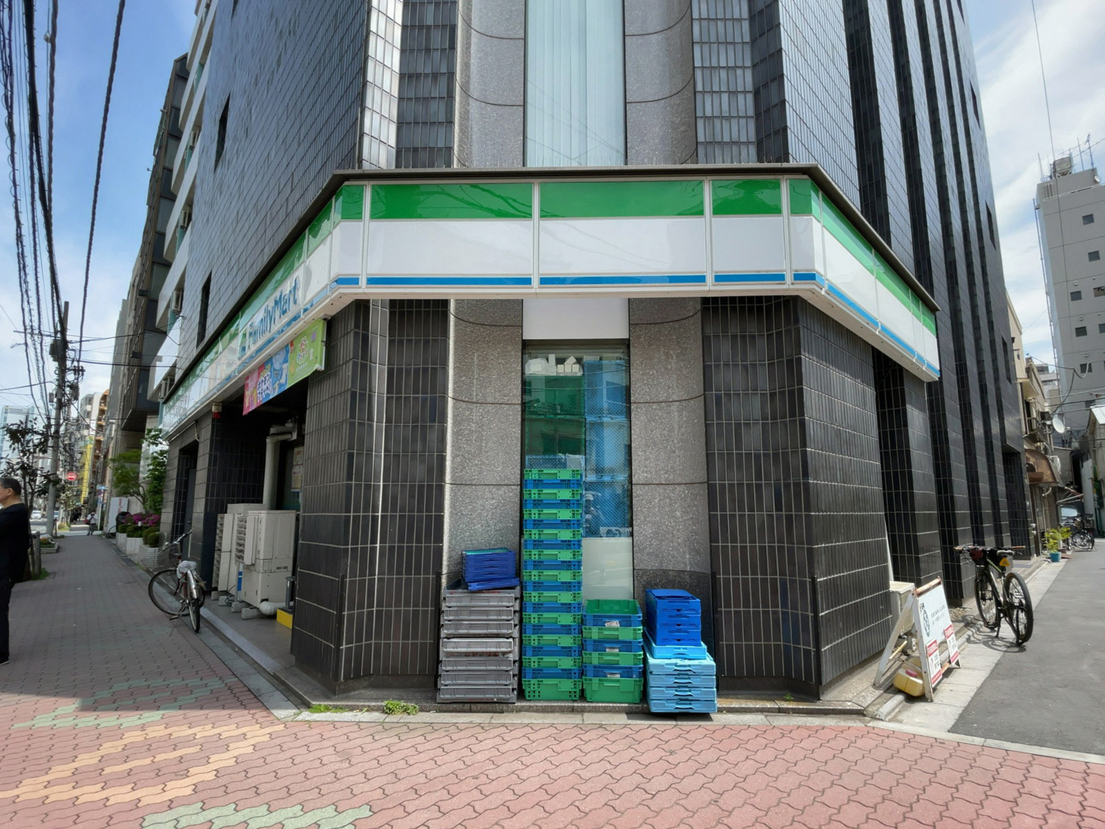 徒歩1分のファミリーマート 台東三筋一丁目店
