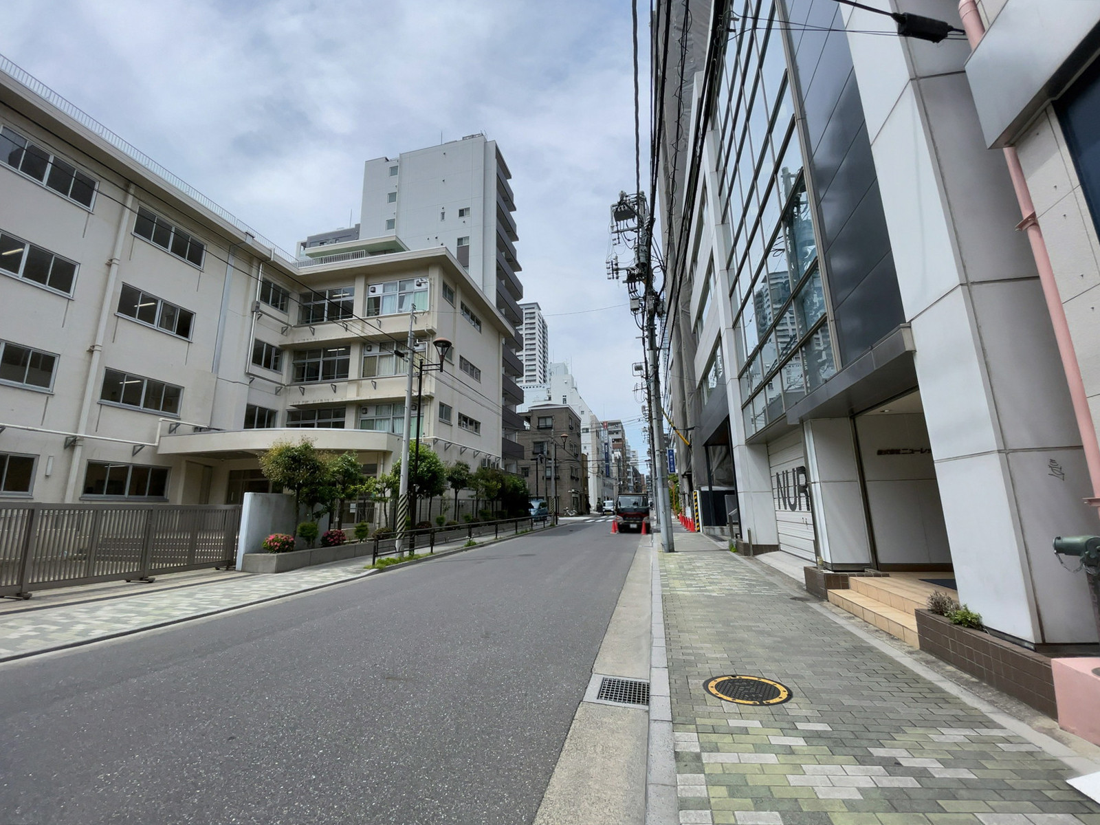 HMビル前面の通り