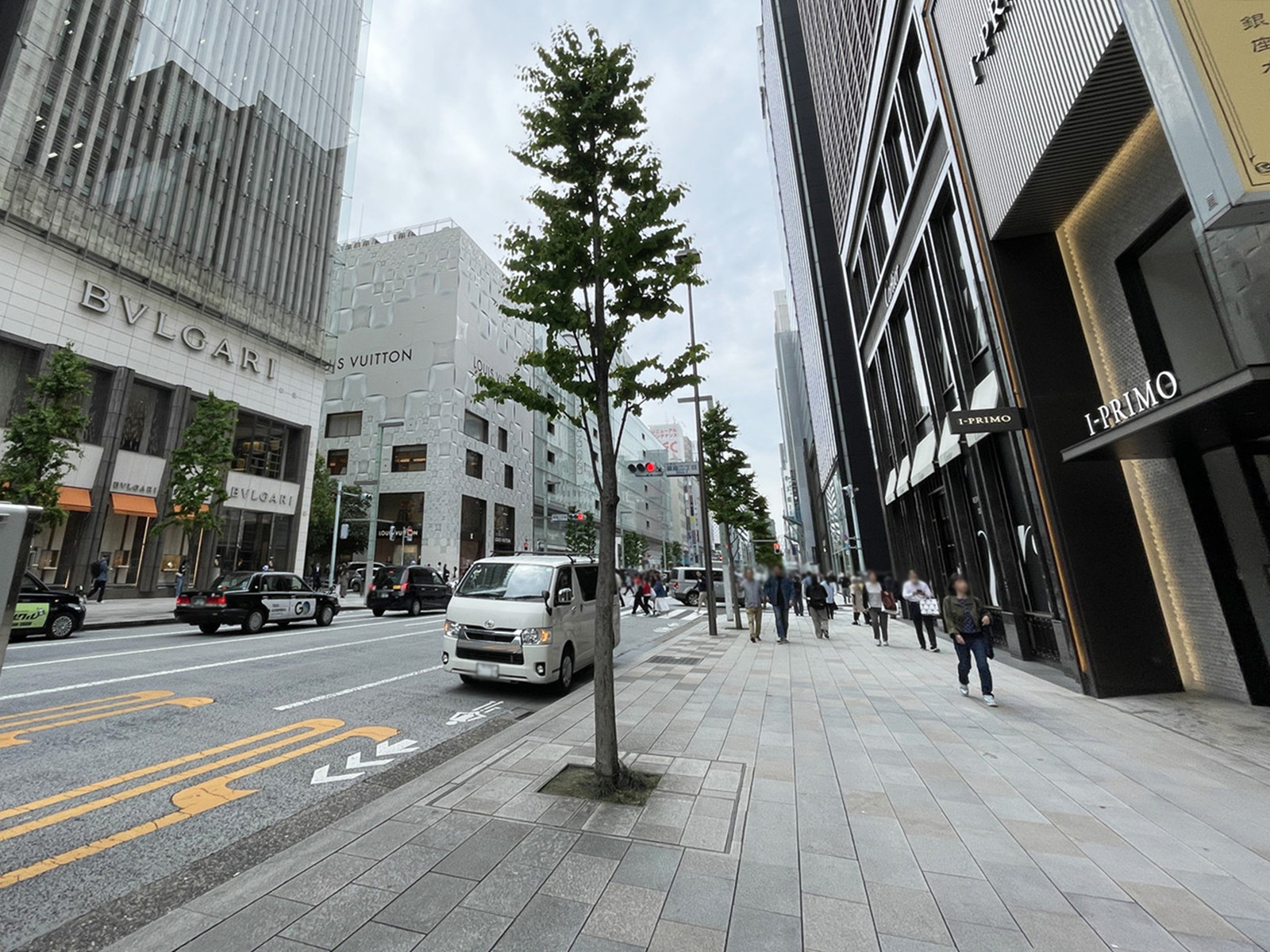 日本生命銀座ビル前面の銀座通り