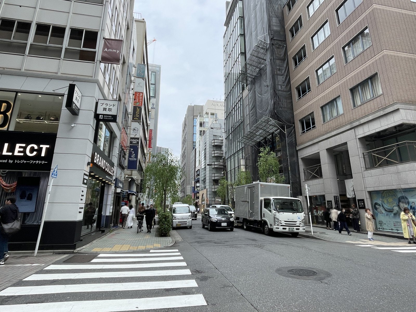 土志田ビルディング前面の銀座柳通り