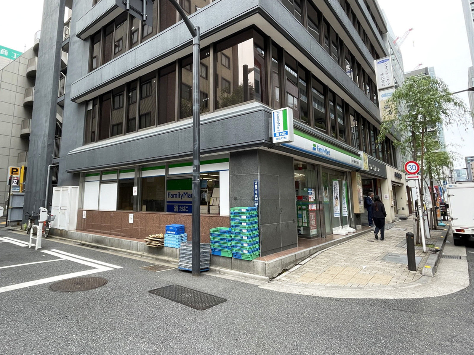 並びのファミリーマート中央八重洲二丁目店