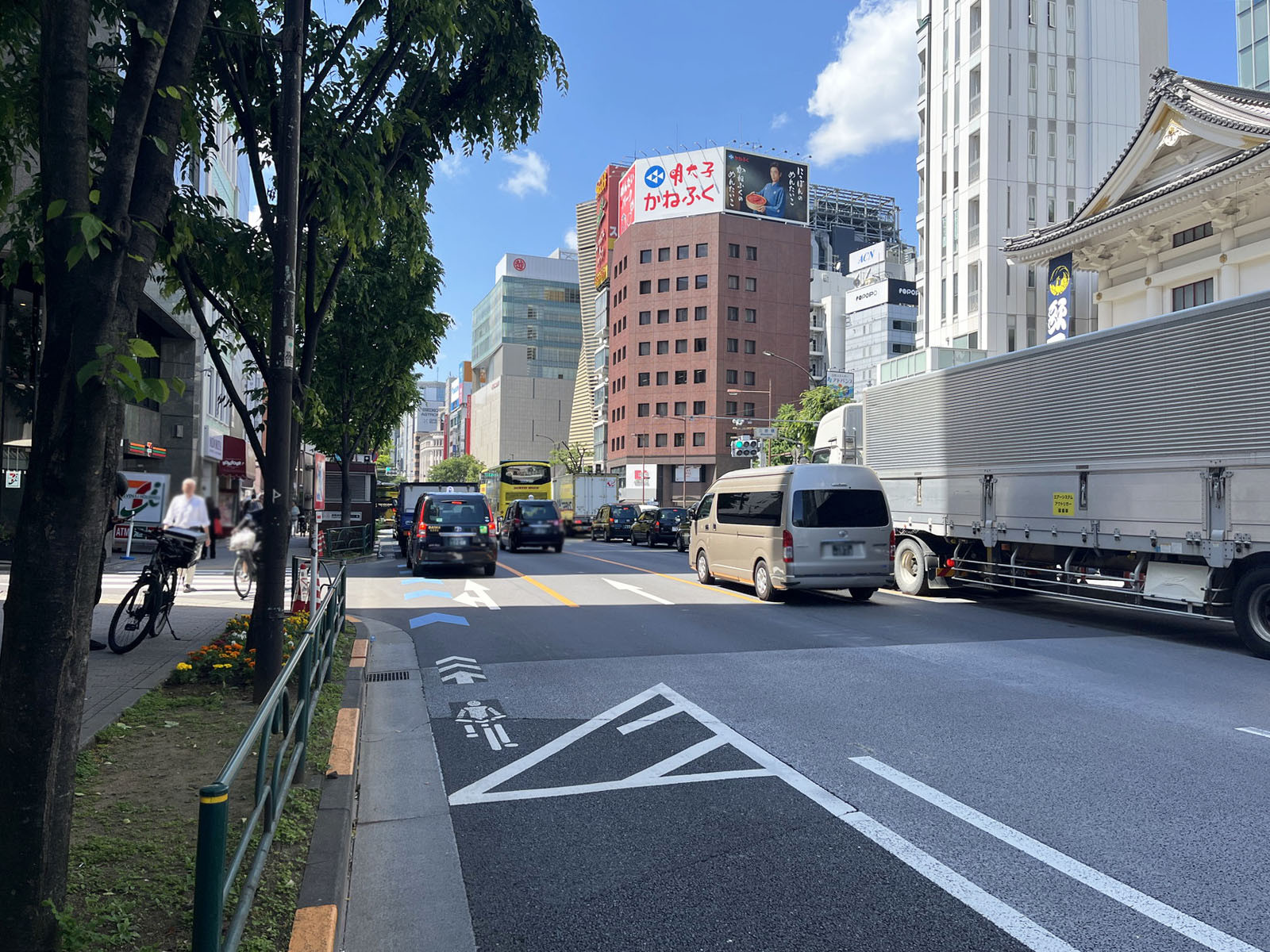 銀座クイントビル前面の晴海通り