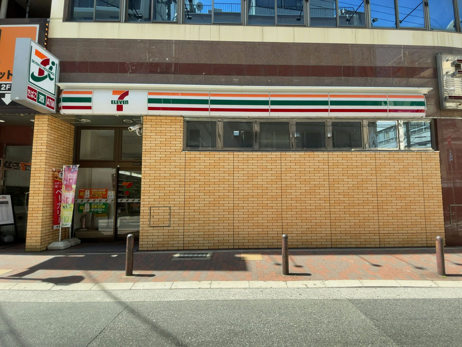 同じ通りにあるセブン-イレブン 神戸元町駅西店