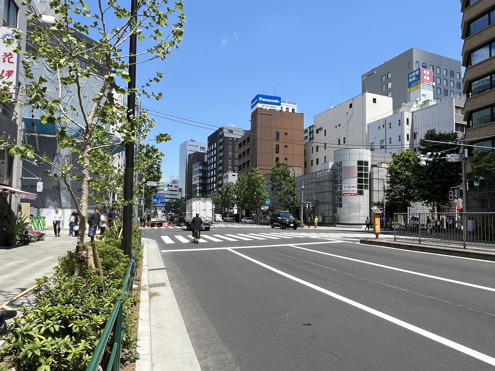 RBM築地駅前ビル前面の新大橋通り