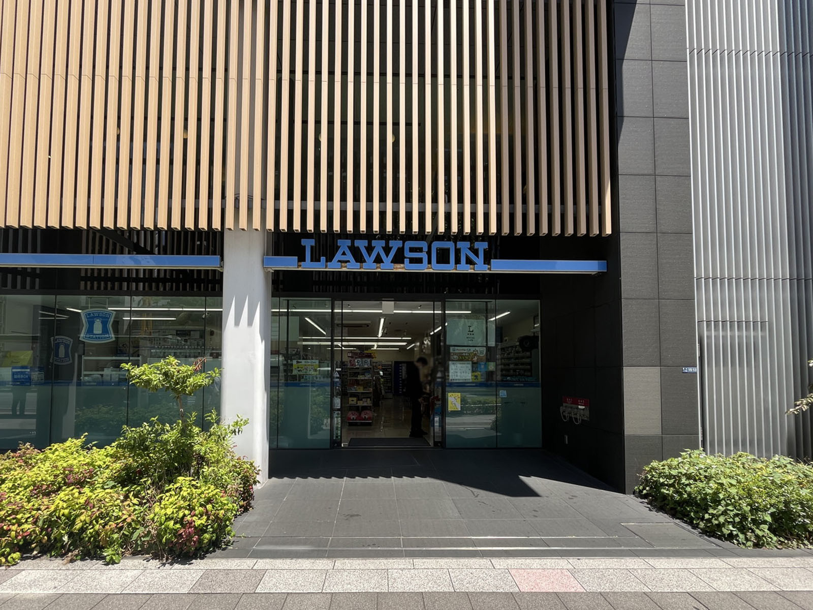 徒歩2分のローソン 築地二丁目店
