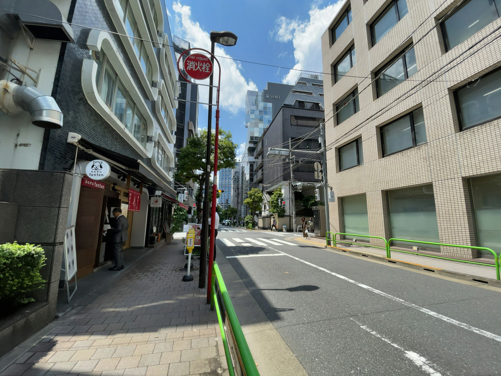 第2秩父屋ビル前面の通り