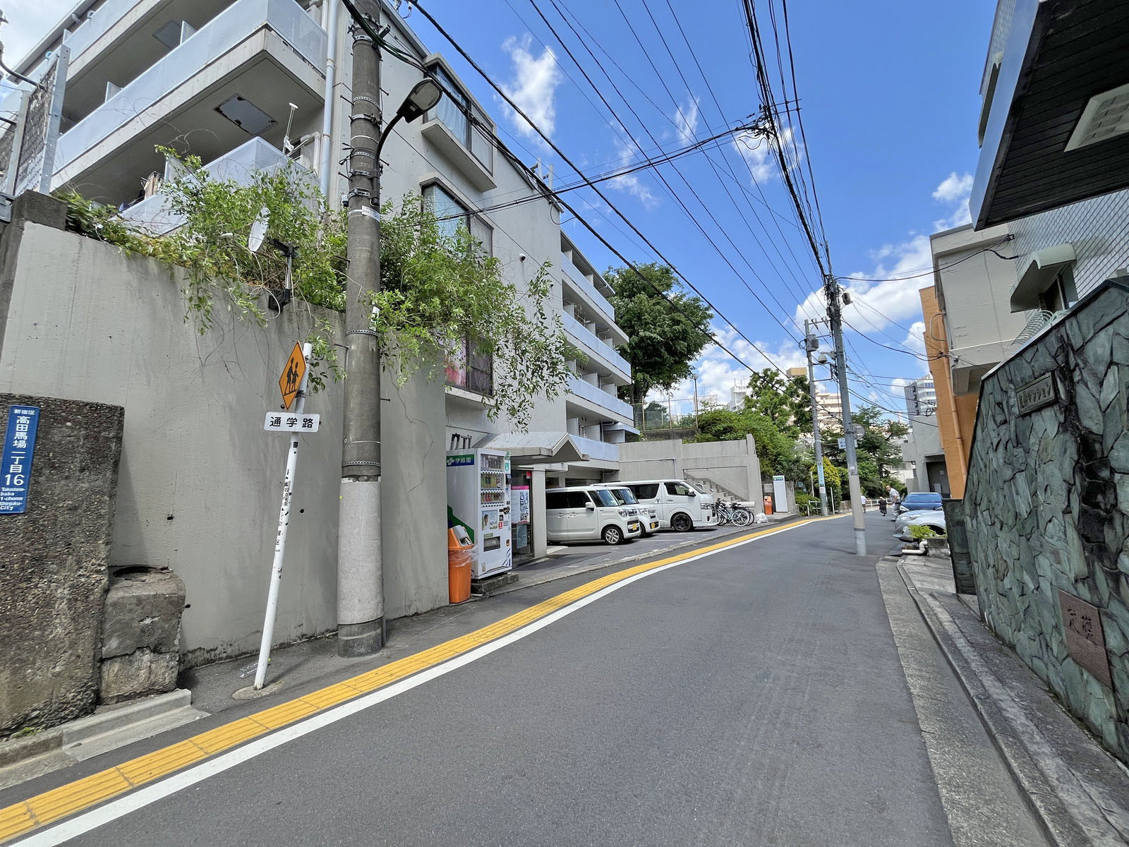 丸おビル前面の通り