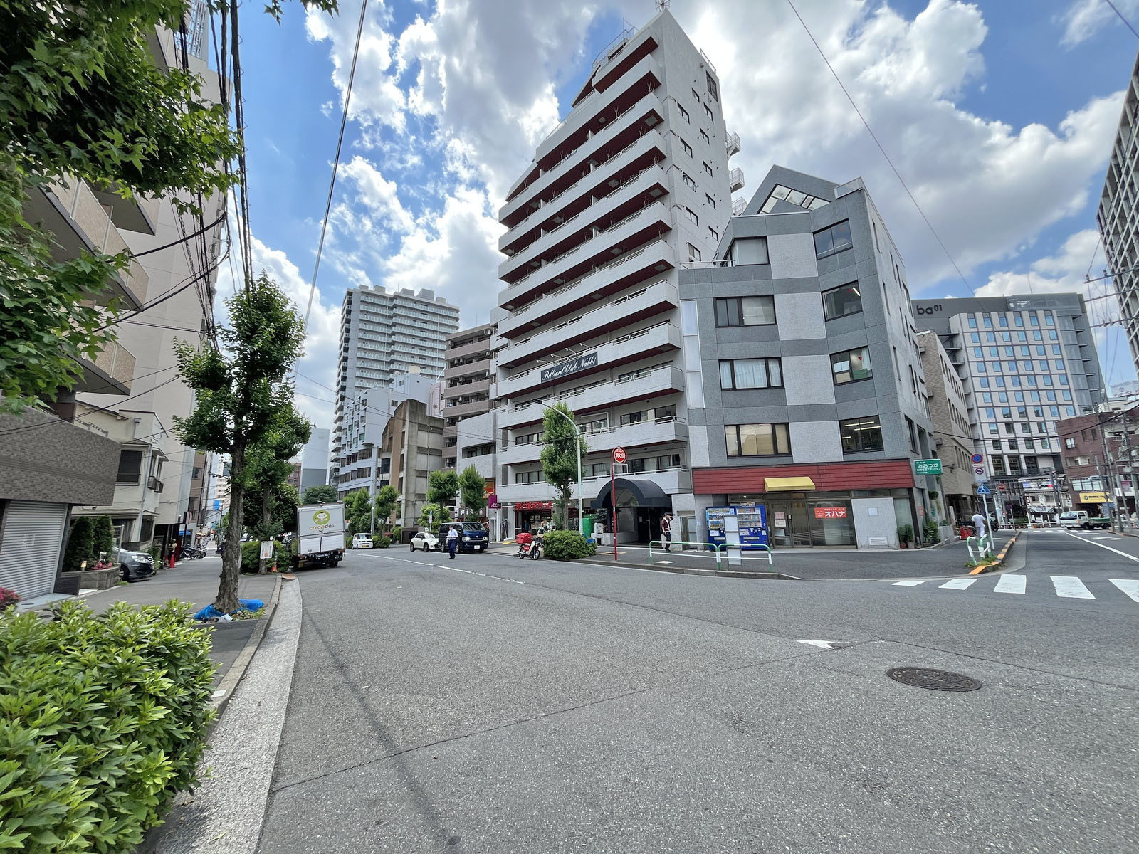 OSKビル前面の通り