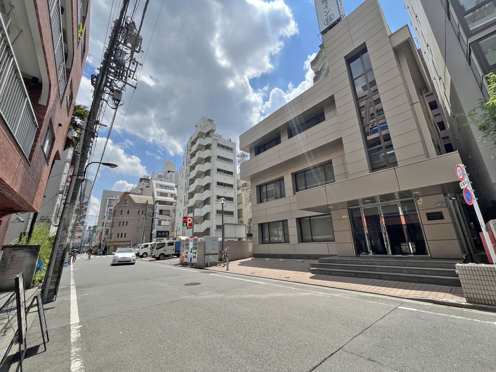 大塚キャリアビル前面の通り