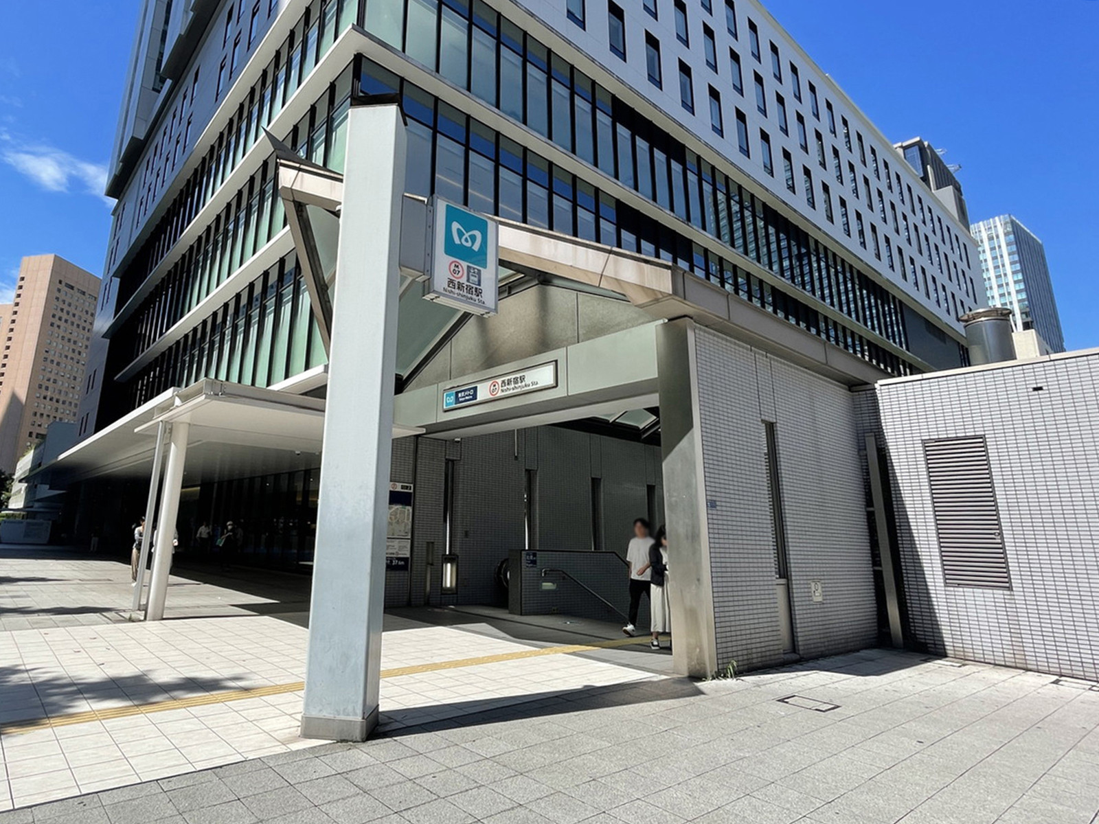 最寄りの「西新宿駅」