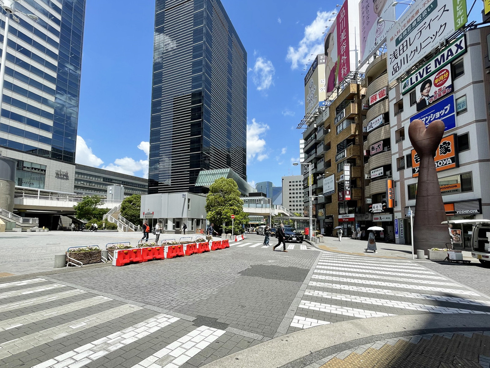 品川駅前港南ビル前面の通り