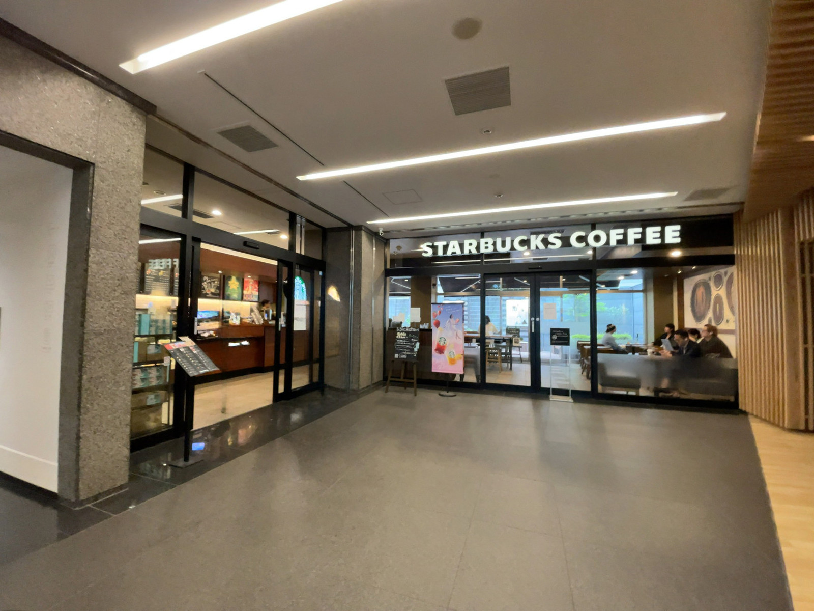 徒歩1分のスターバックス コーヒー 神宮前6丁目店