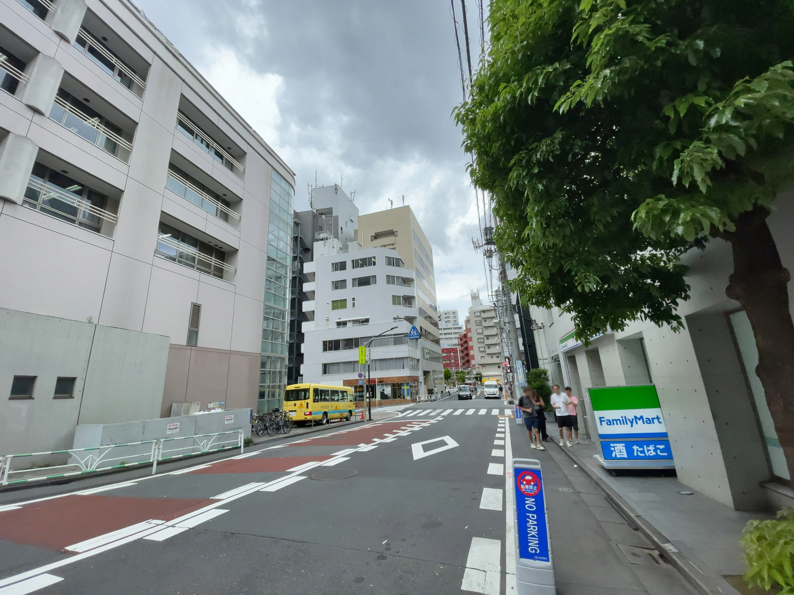 秀幸ビル前面の通り