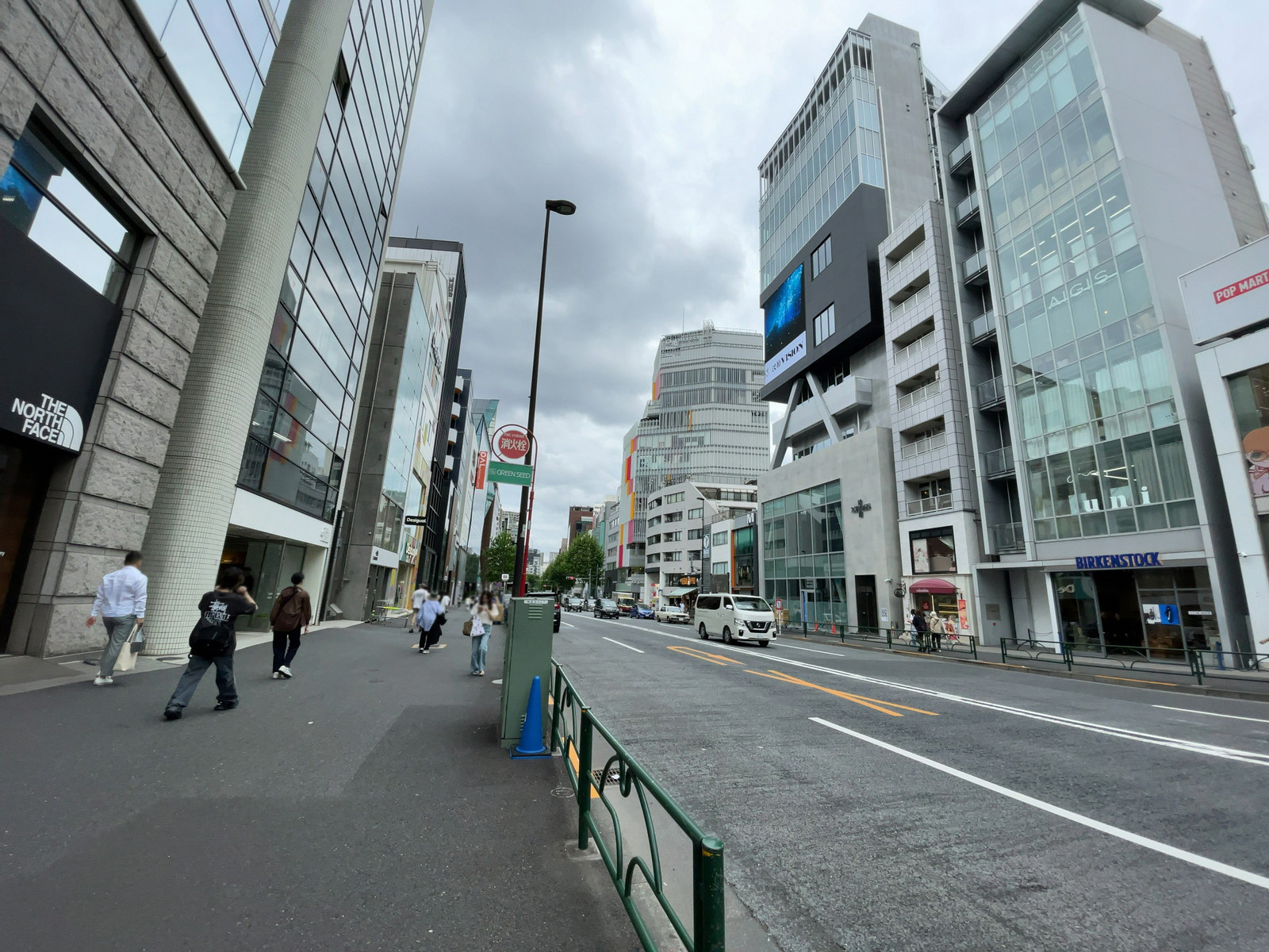 原宿ソフィアビル前面の通り
