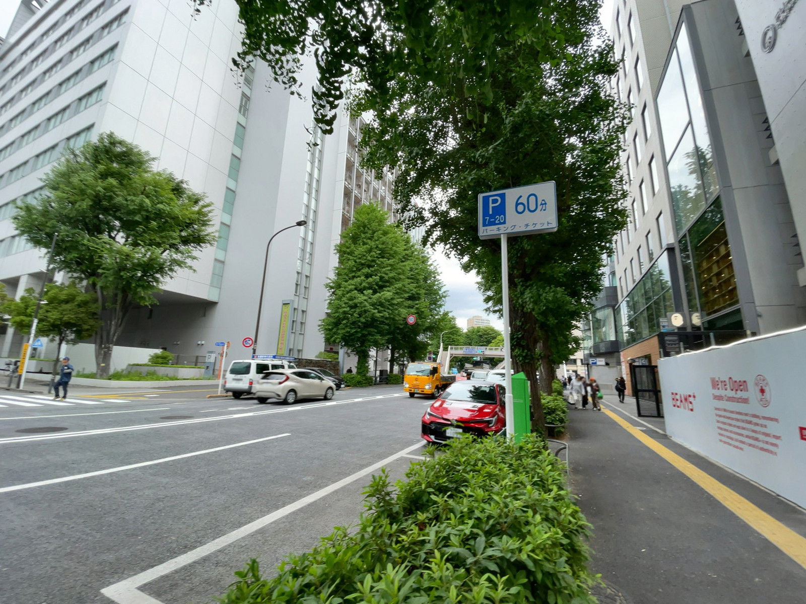 FUJIBUILDING HARAJUKU前面の通り