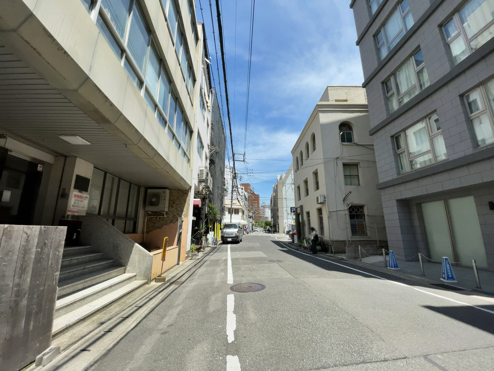 謙昌ビル前面の通り
