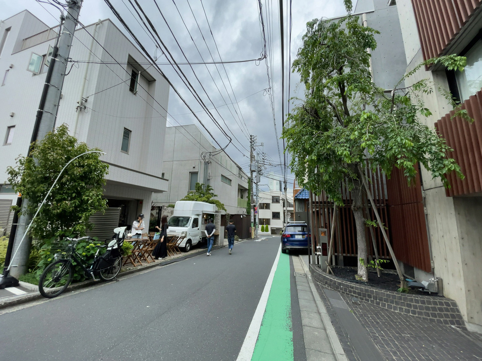 AURA表参道前面の通り