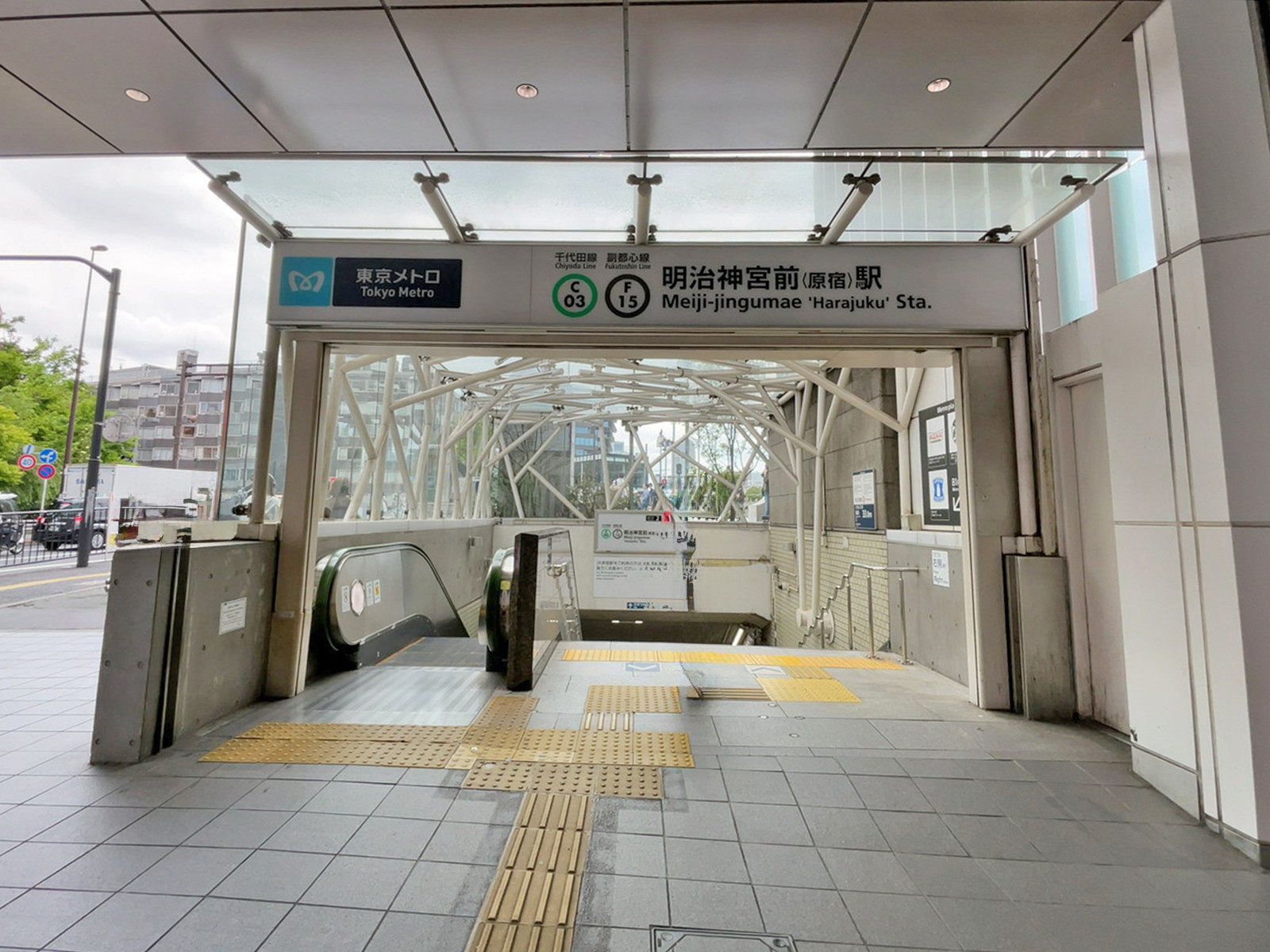 最寄りの「明治神宮前駅」