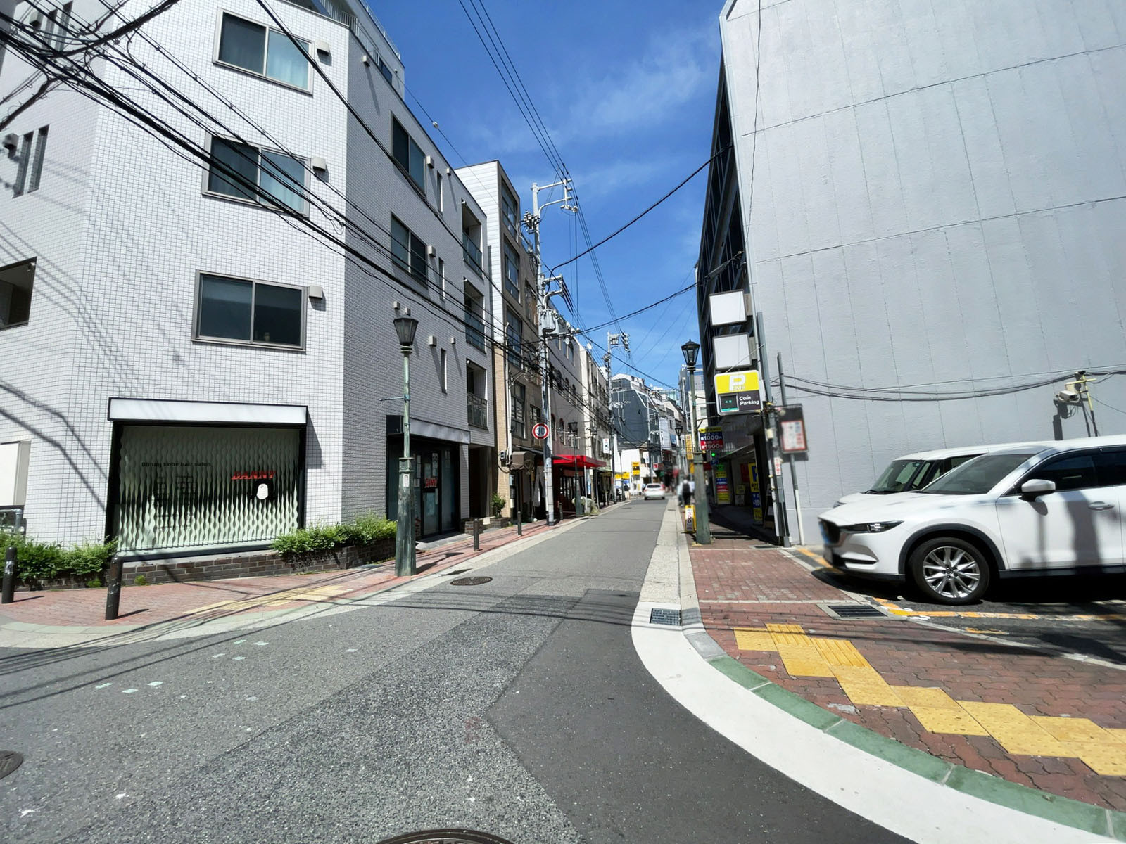 元町エビスビル前面の通り