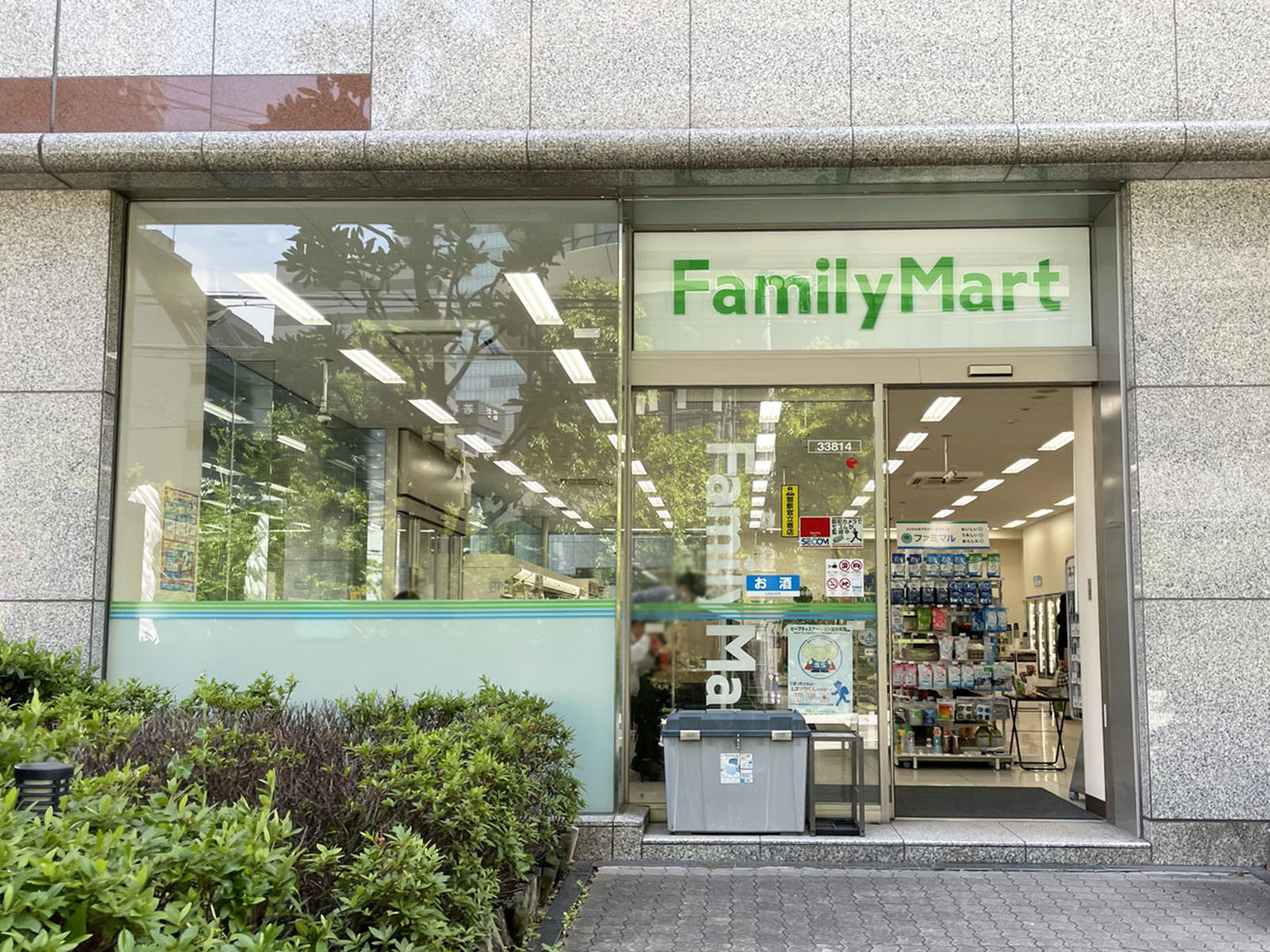 斜め向かいにあるファミリーマート 堂島浜店