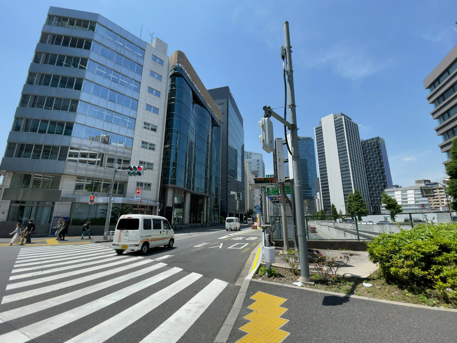 近くの六本木通り