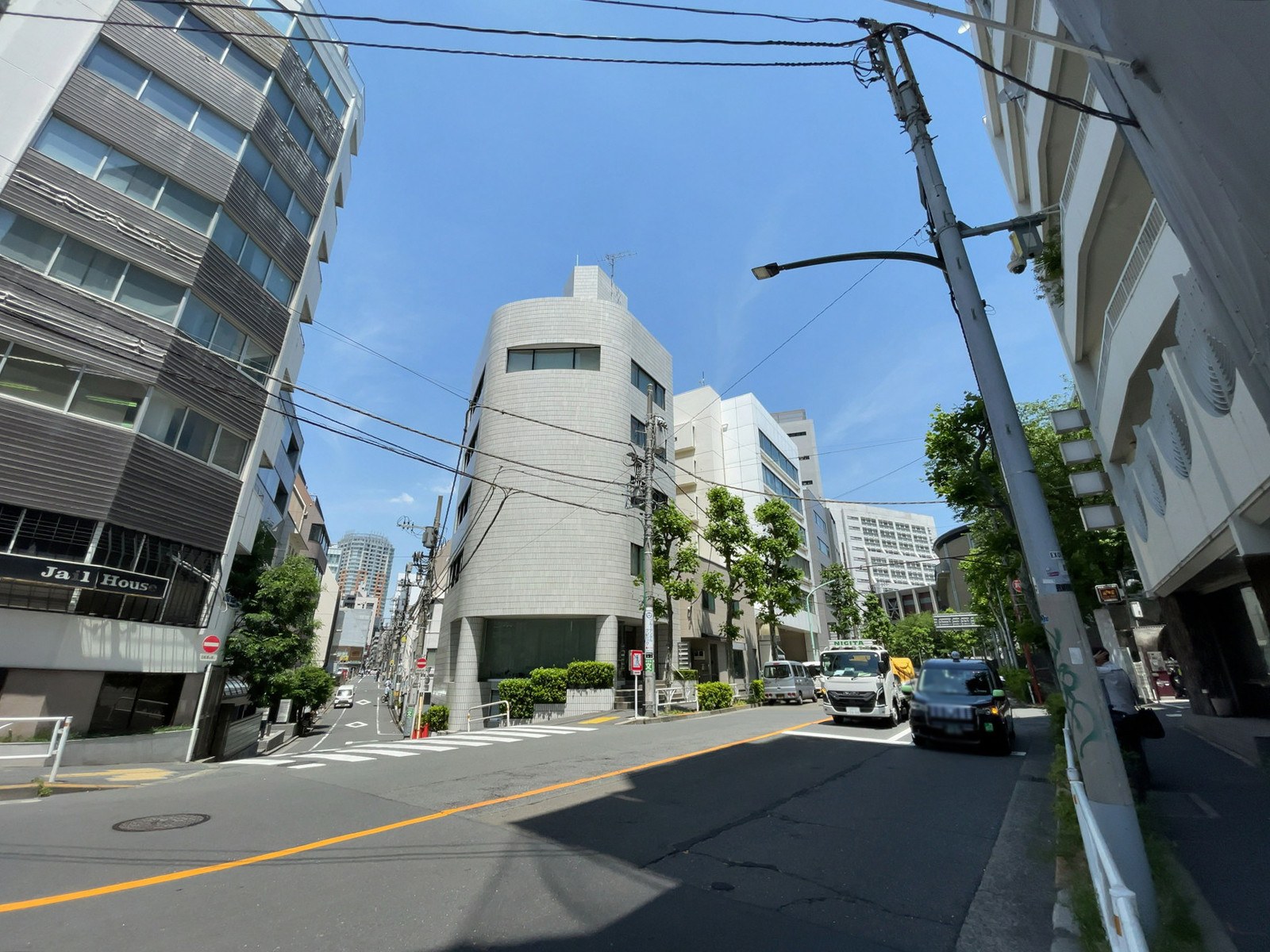 周辺はオ静かなフィスビル街