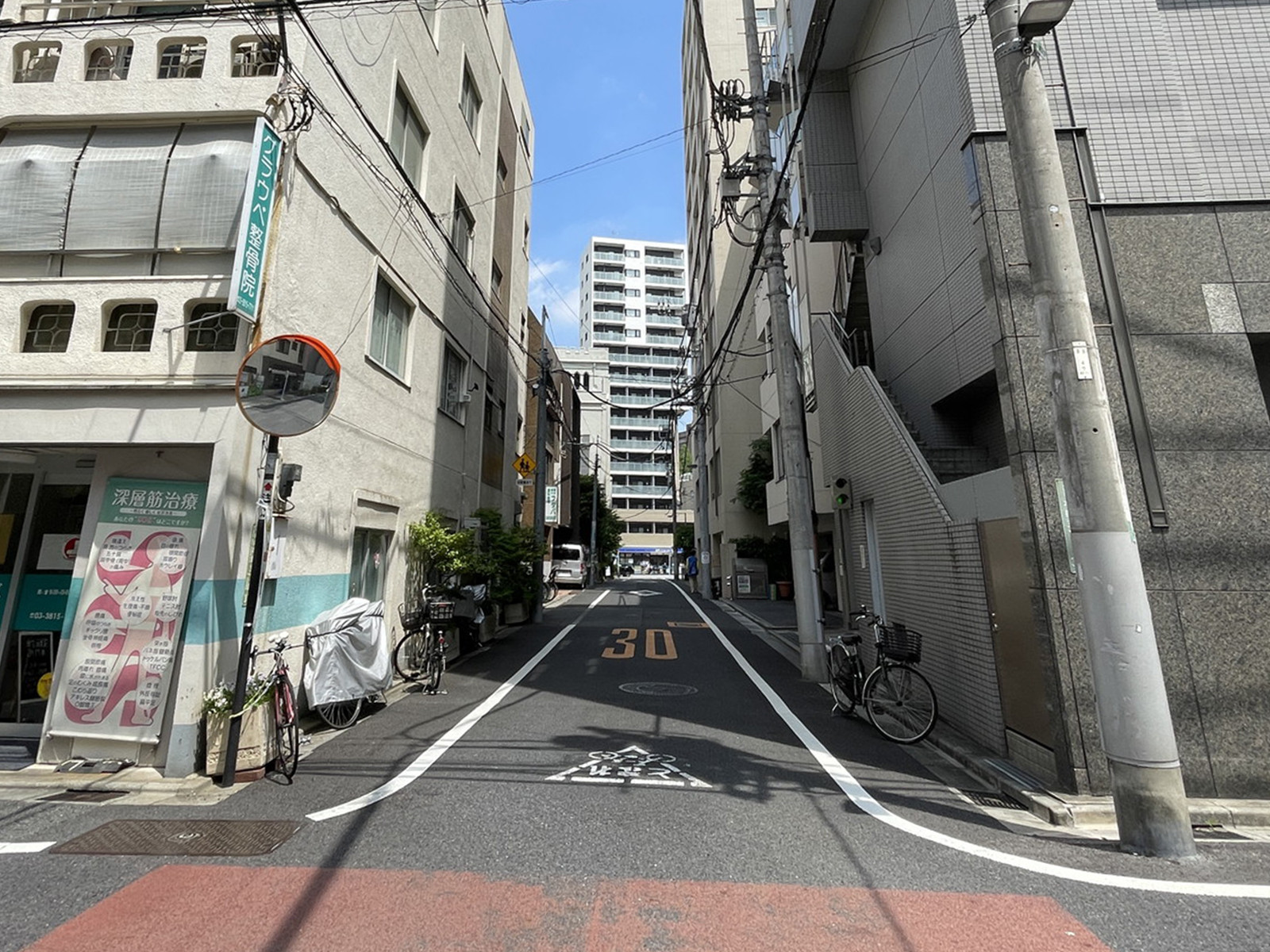 中村ビル前面の通り