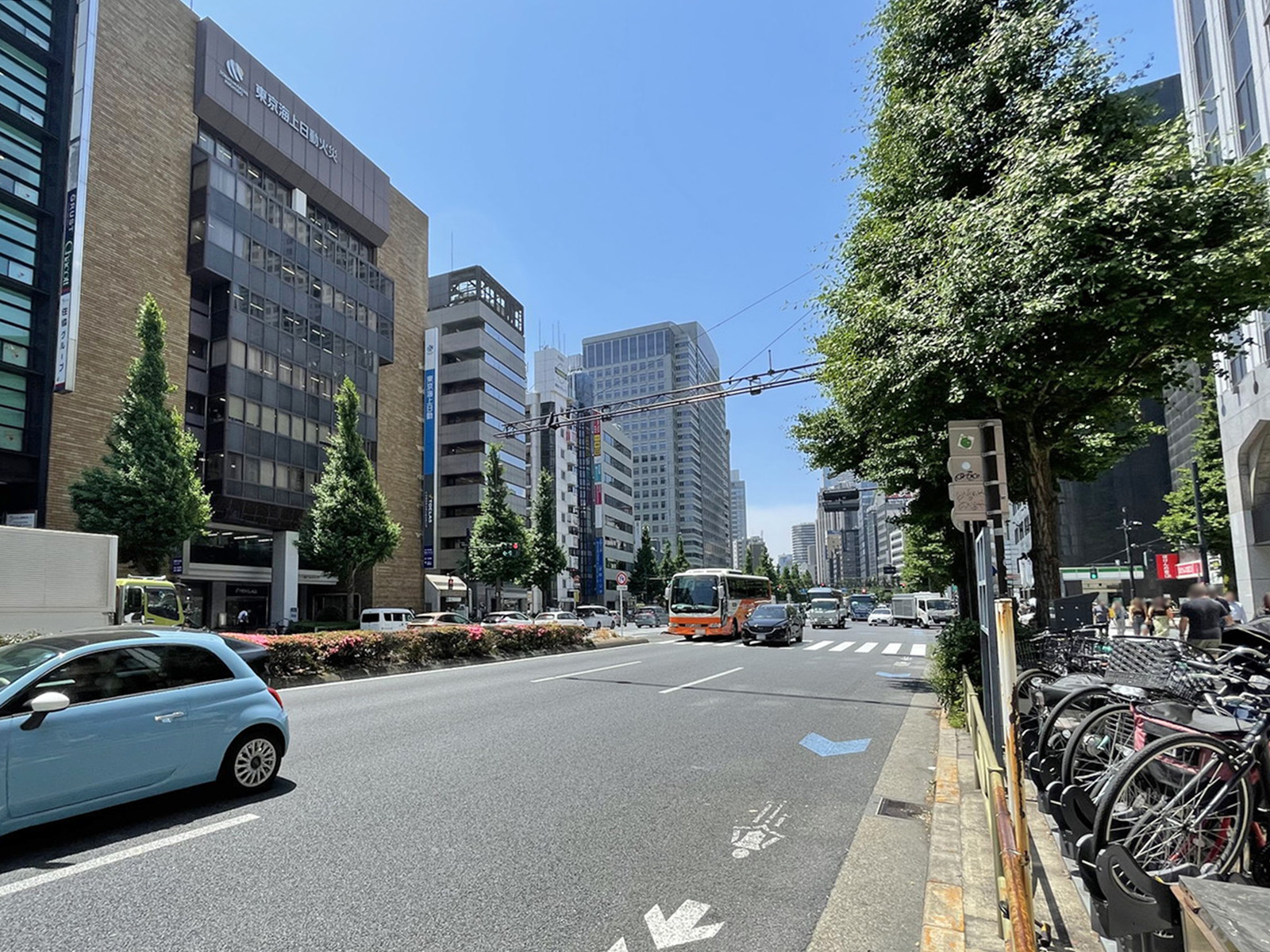 岡崎ビル前面の甲州街道