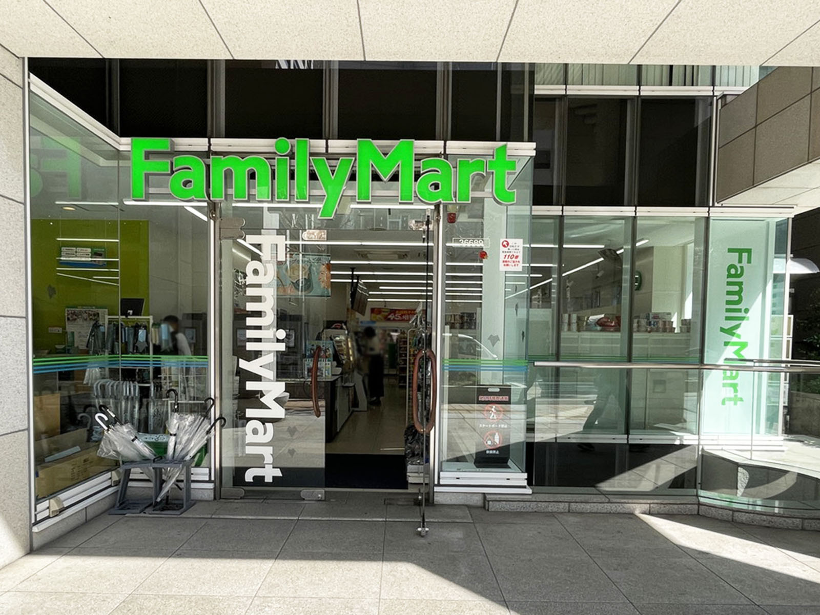 徒歩2分のファミリーマート 三宮京町店