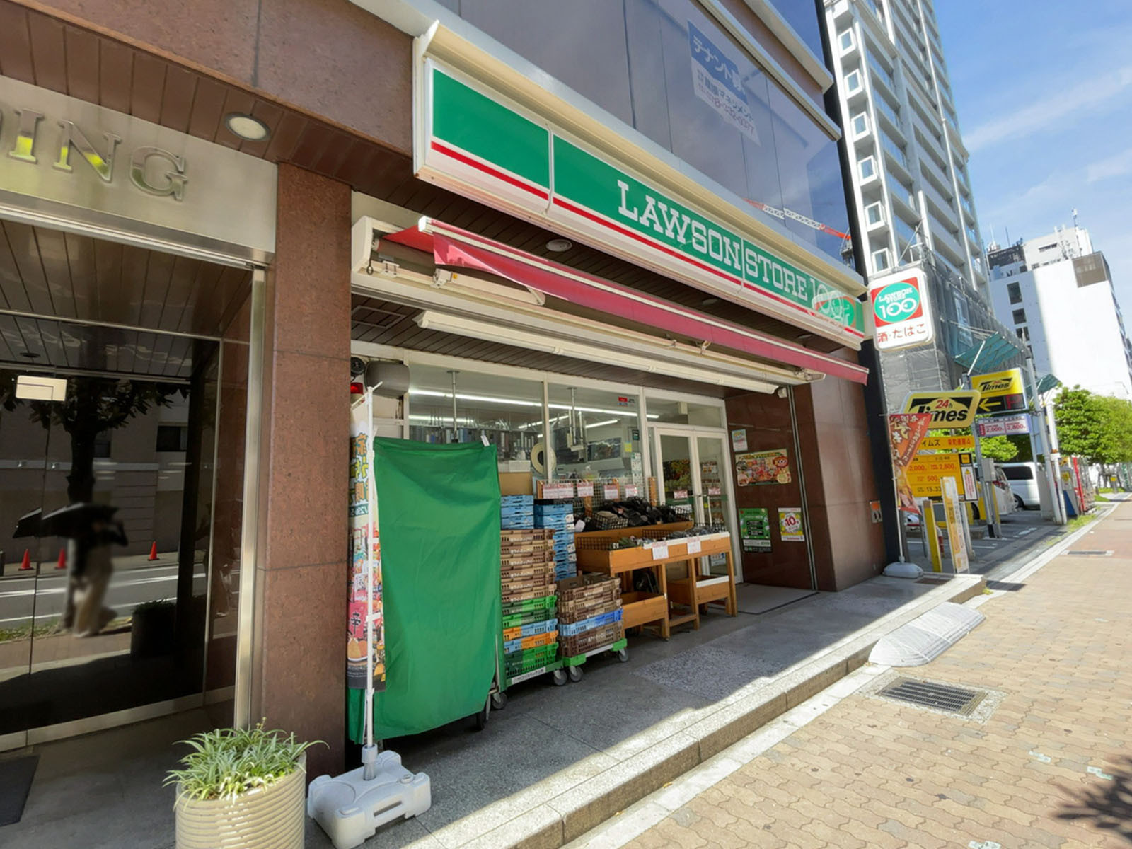 徒歩2分のローソンストア100 神戸栄町通店