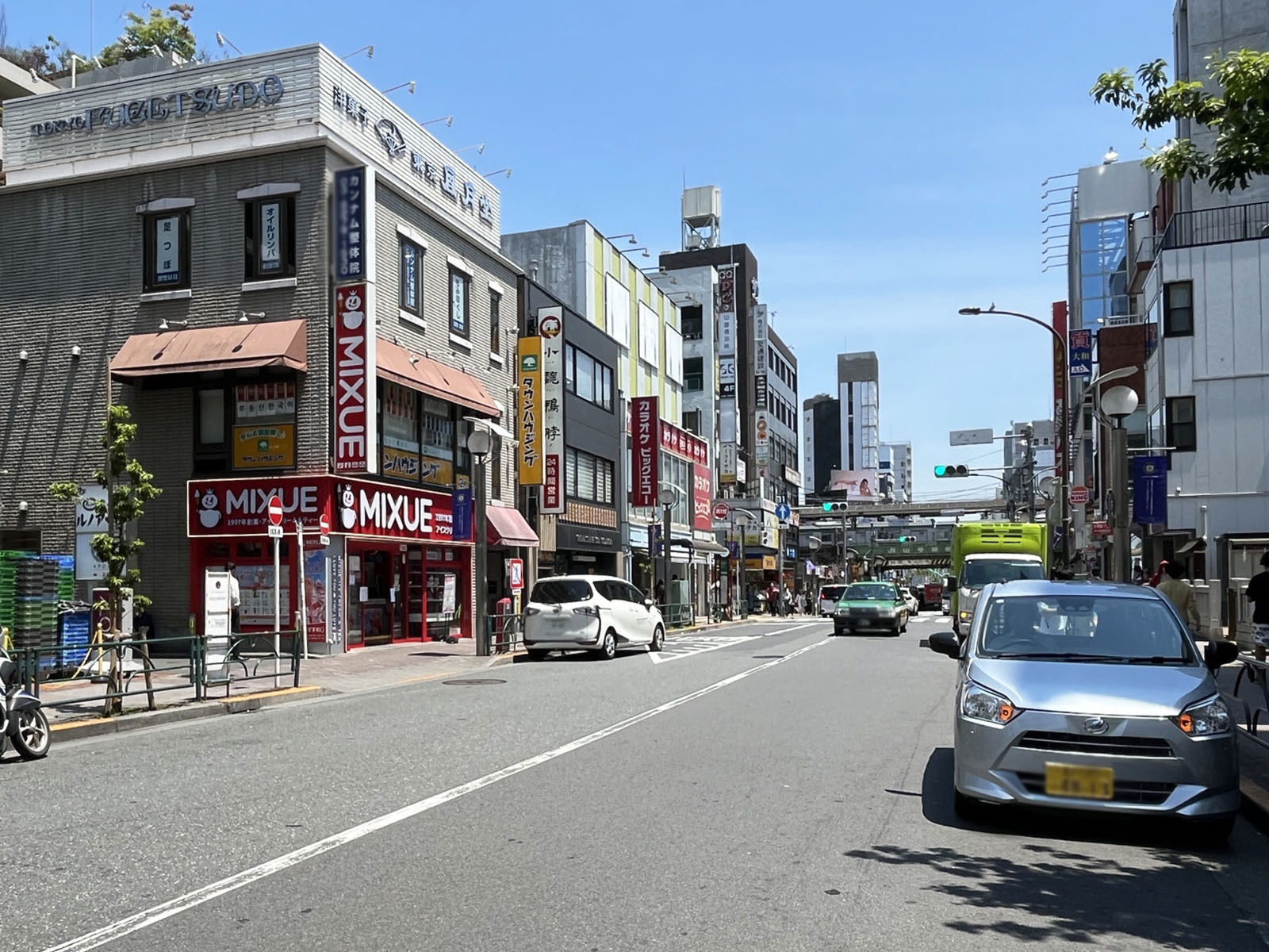 レアル新宿前面の大久保通り