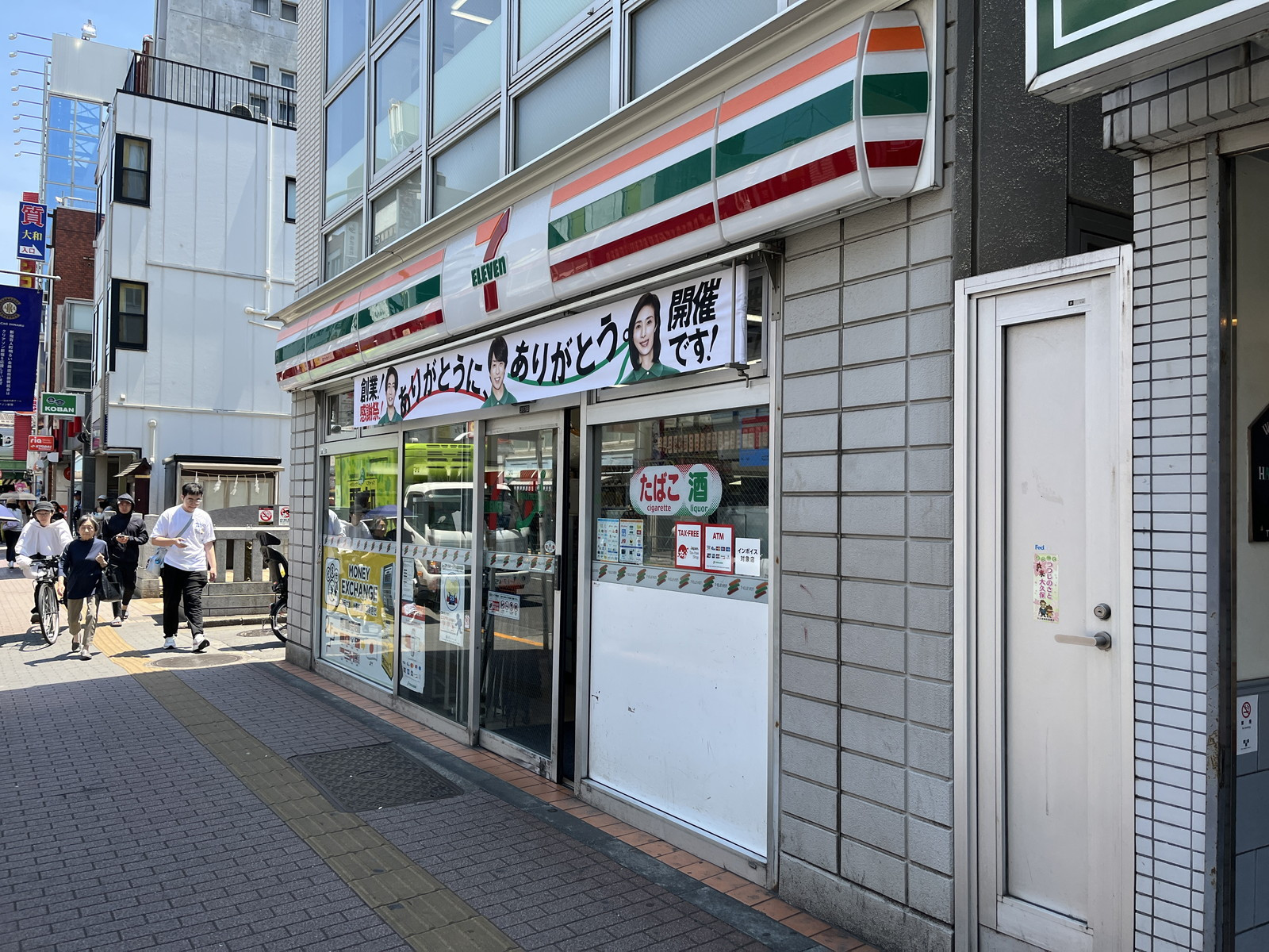 隣のセブン-イレブン 新大久保駅西店
