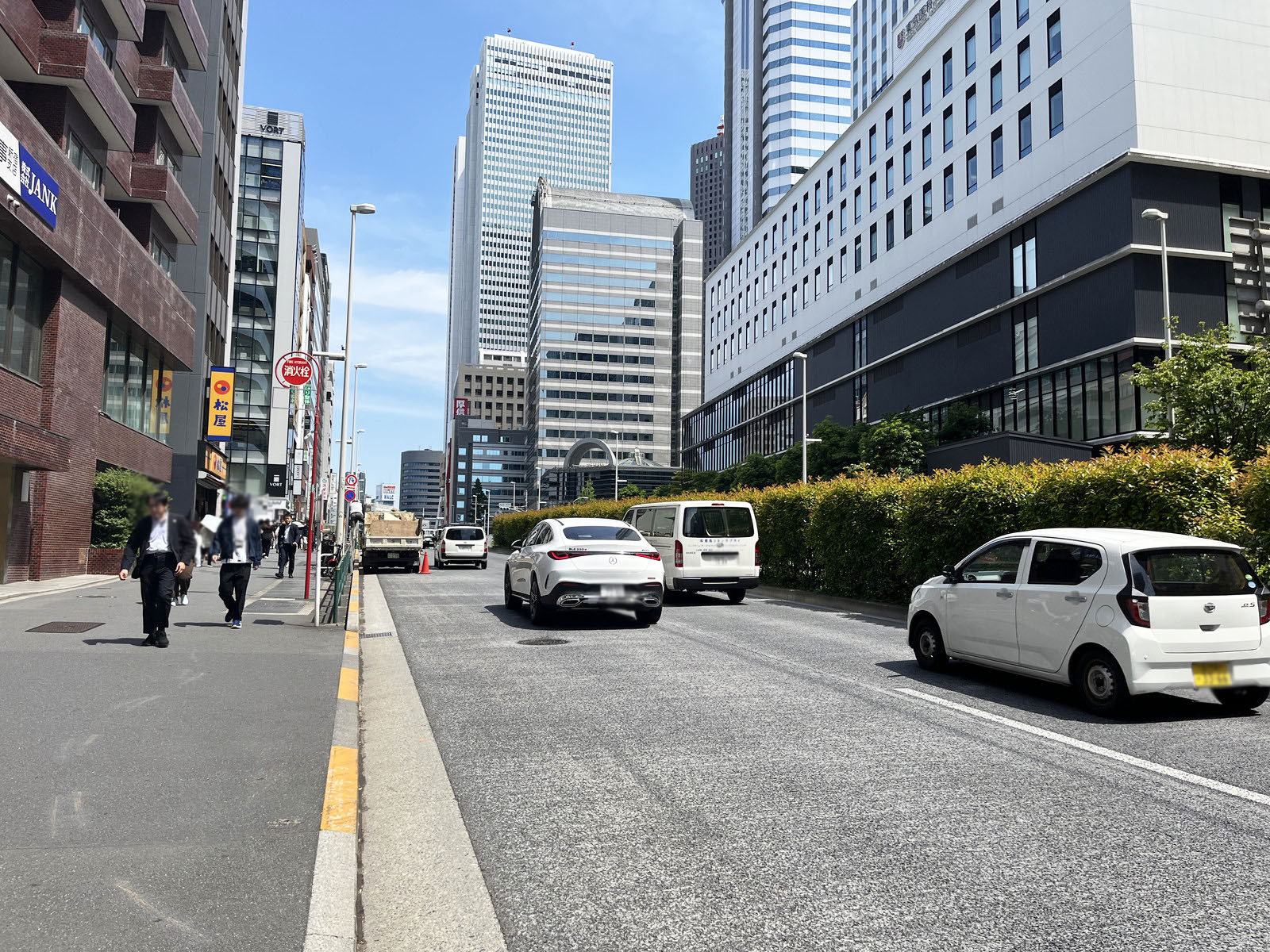 シミズビル前面の青梅街道