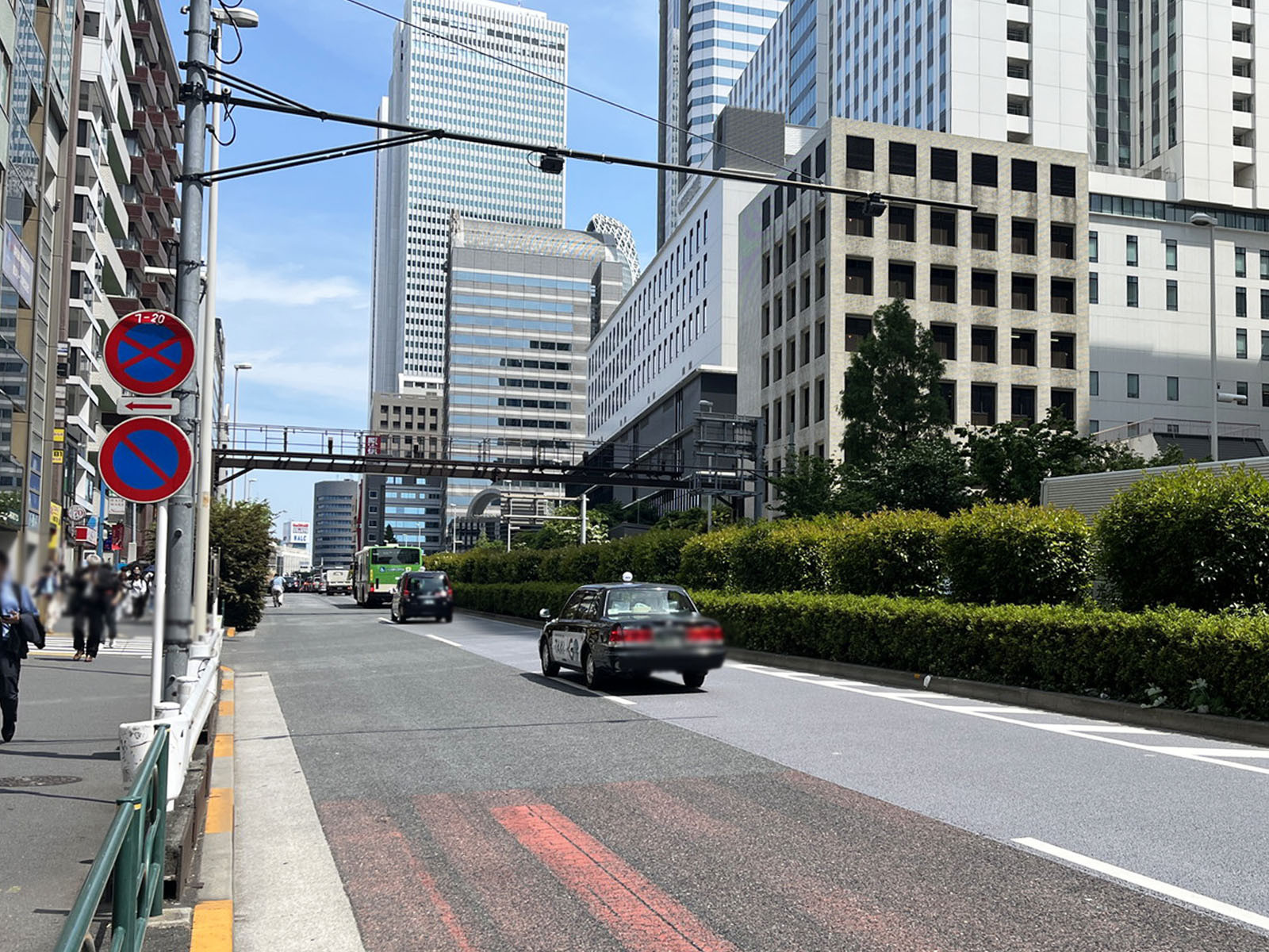 松原ビル前面の青梅街道