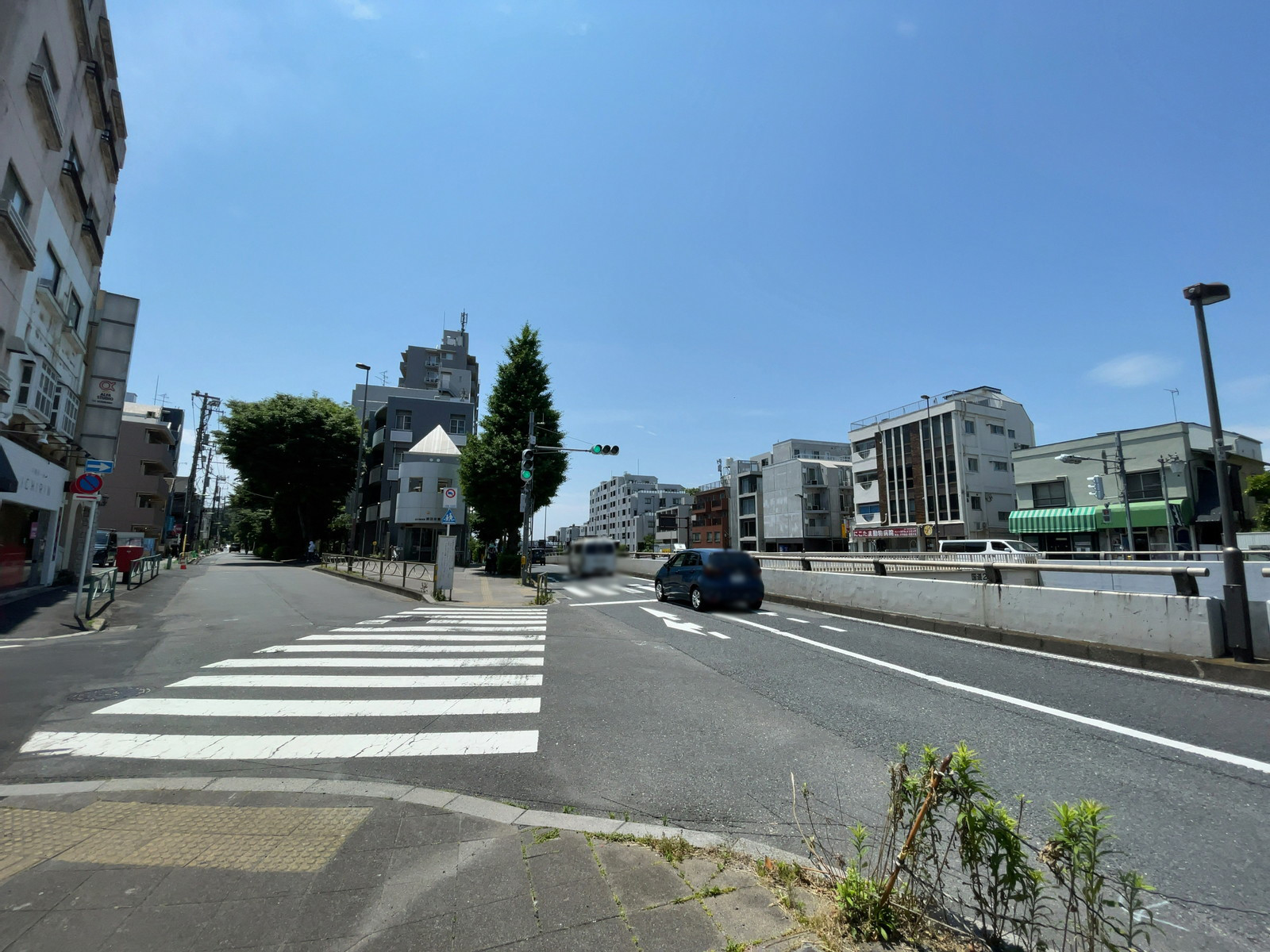 ビル前の通り