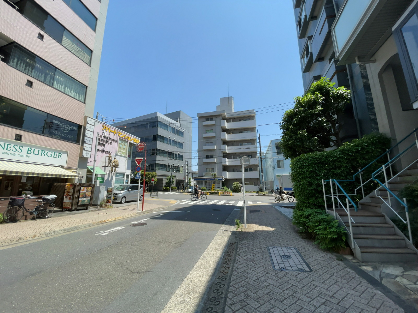 AZ用賀ビル前面の通り