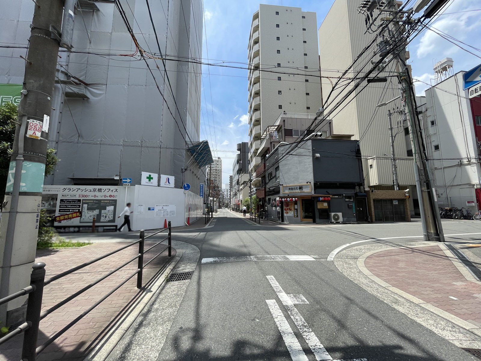 フレアコート京橋前面の通り