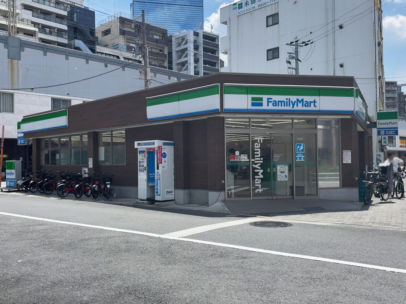 同じ通りにあるファミリーマート 京橋駅西店
