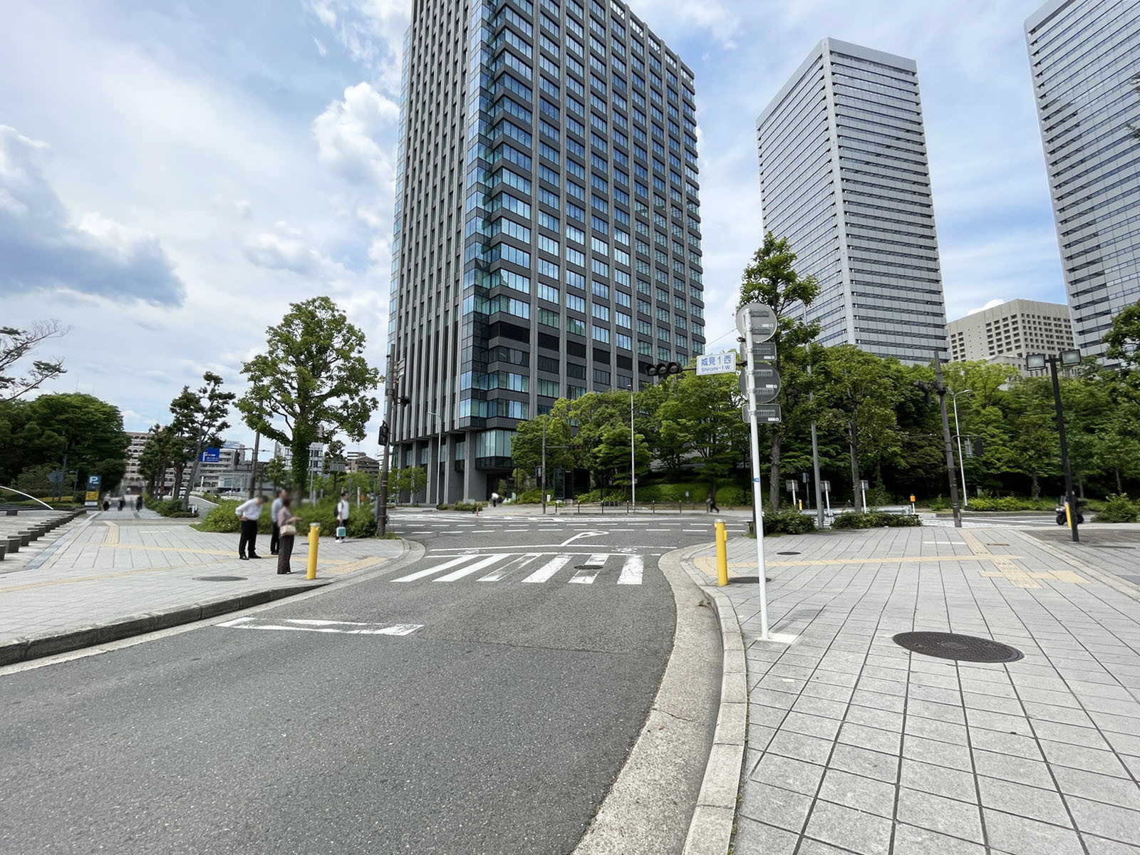 クリスタルタワー前面の通り