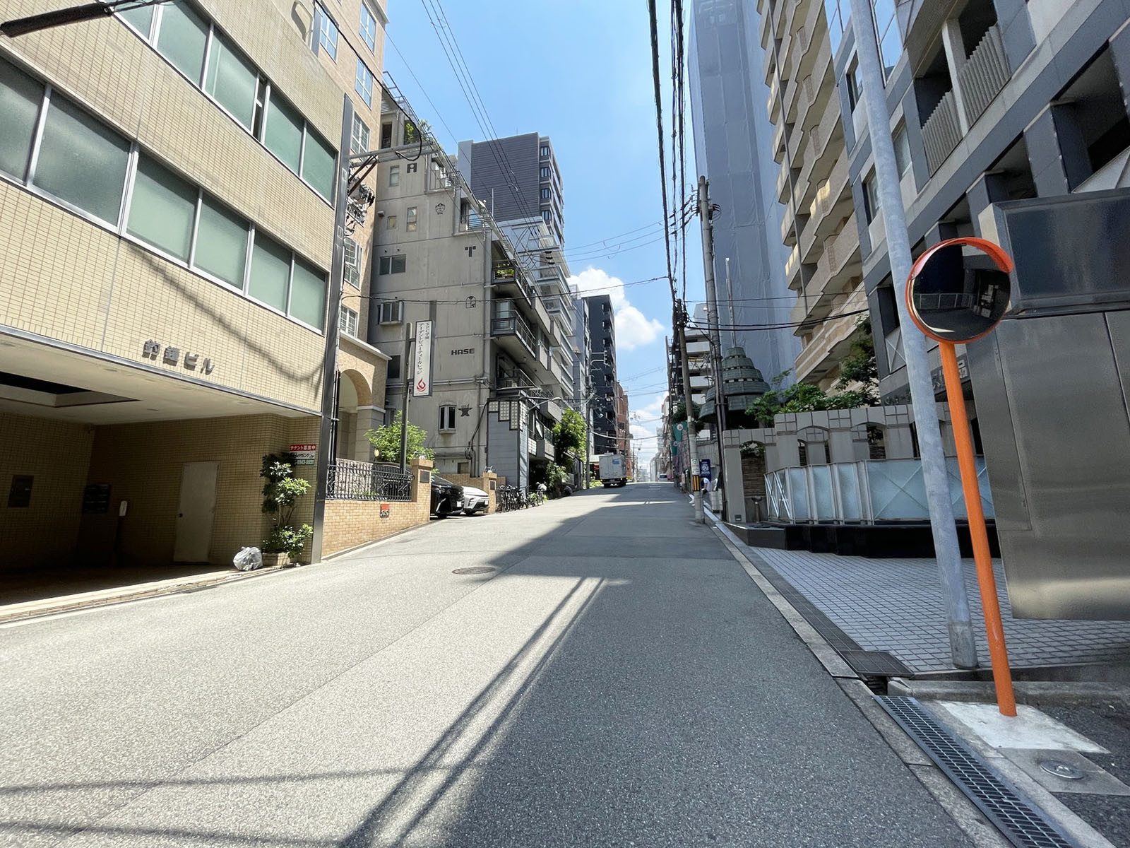 釣鐘ビル前面の通り